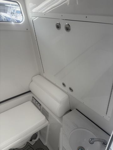 2026 Sportsman Open 302 Center Console - 11
