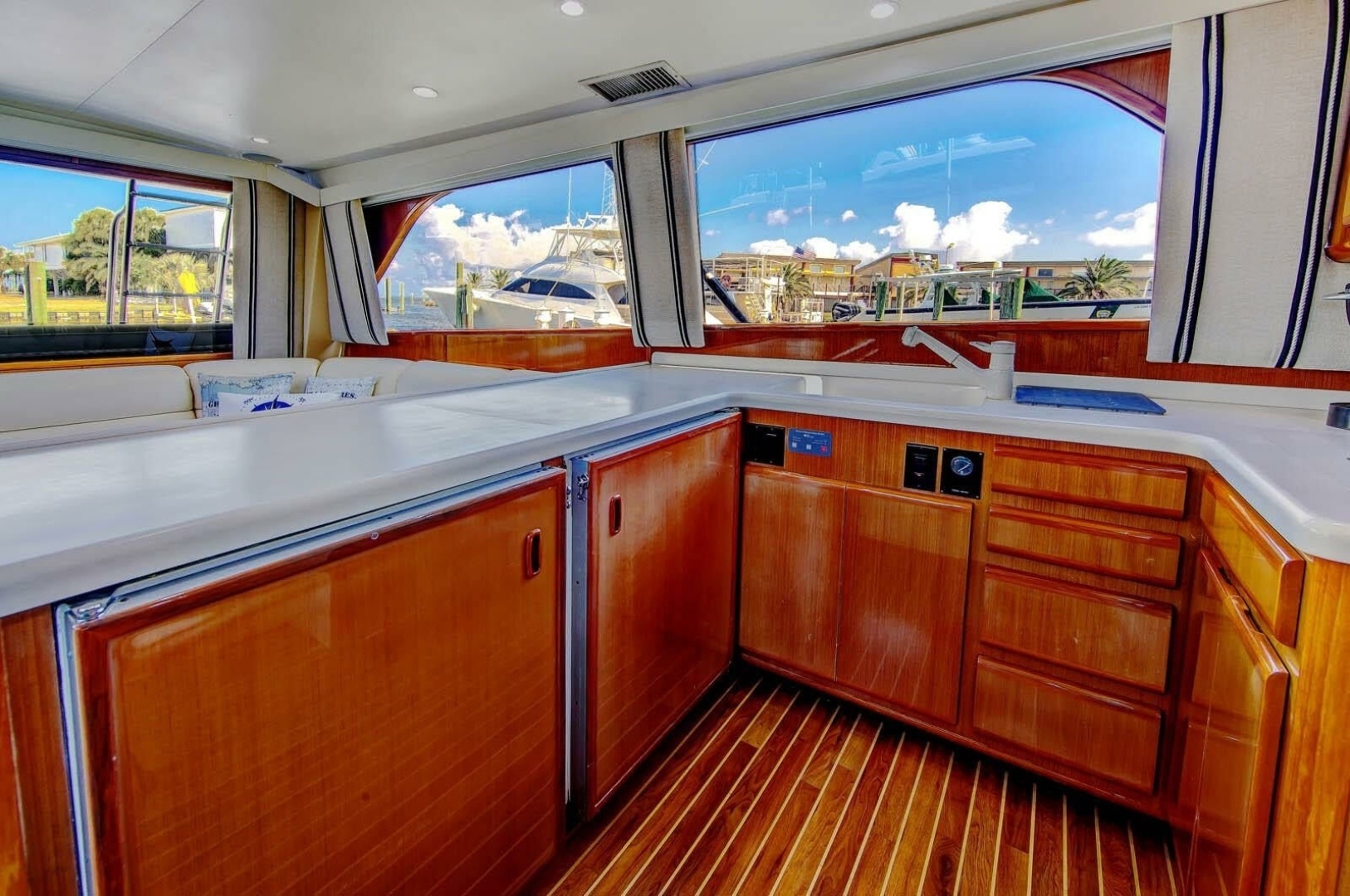 2000 Viking 50 Convertible Sportfish - Image 4