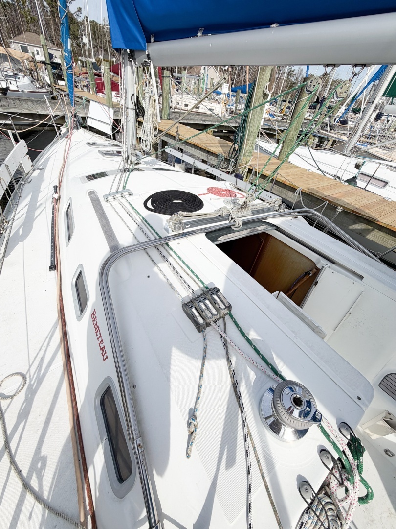 2007 Beneteau 323 - Image 3