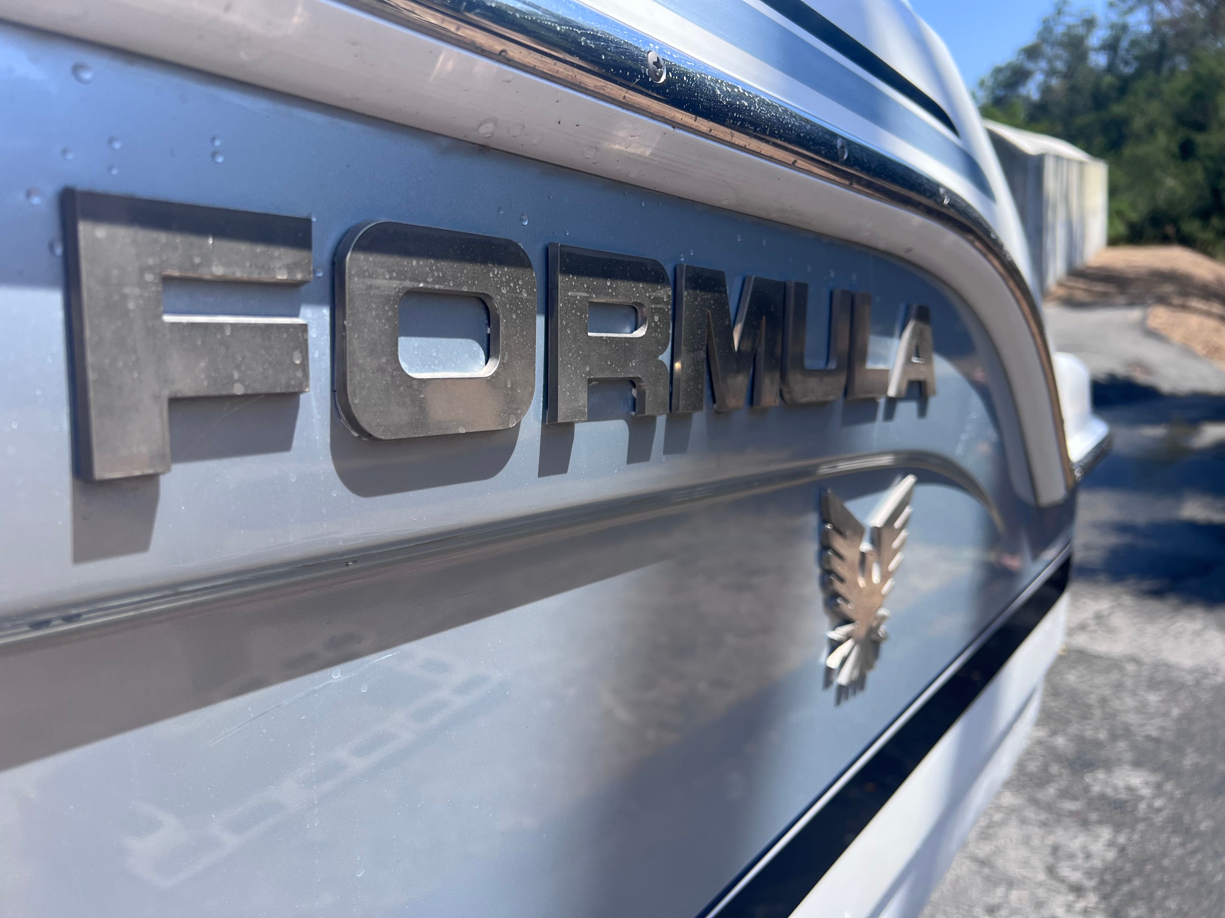 Close-up of 2006 Formula 260 Sun Sport emblem.