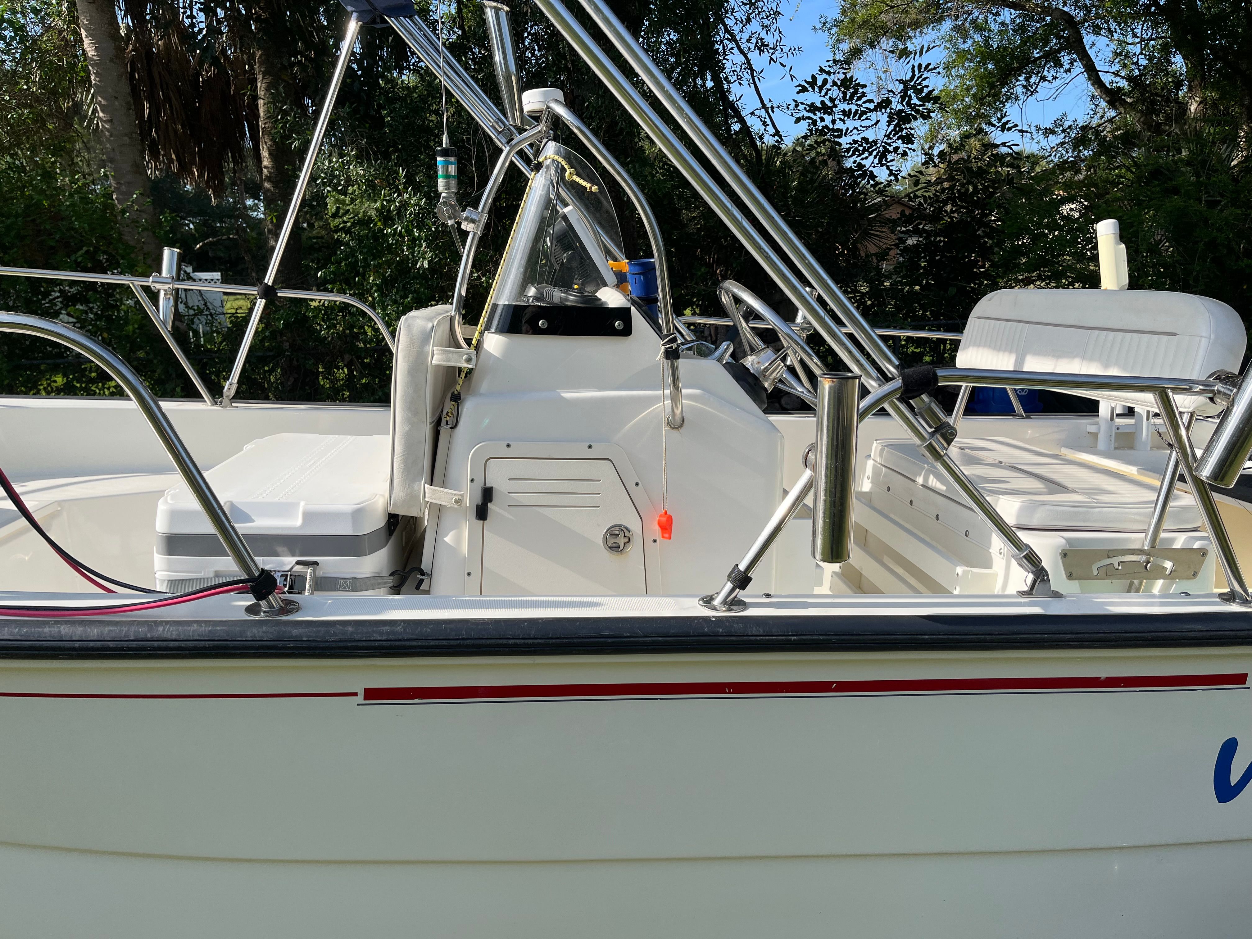Boston Whaler 170 Montauk 2005, interior view with helm console.
