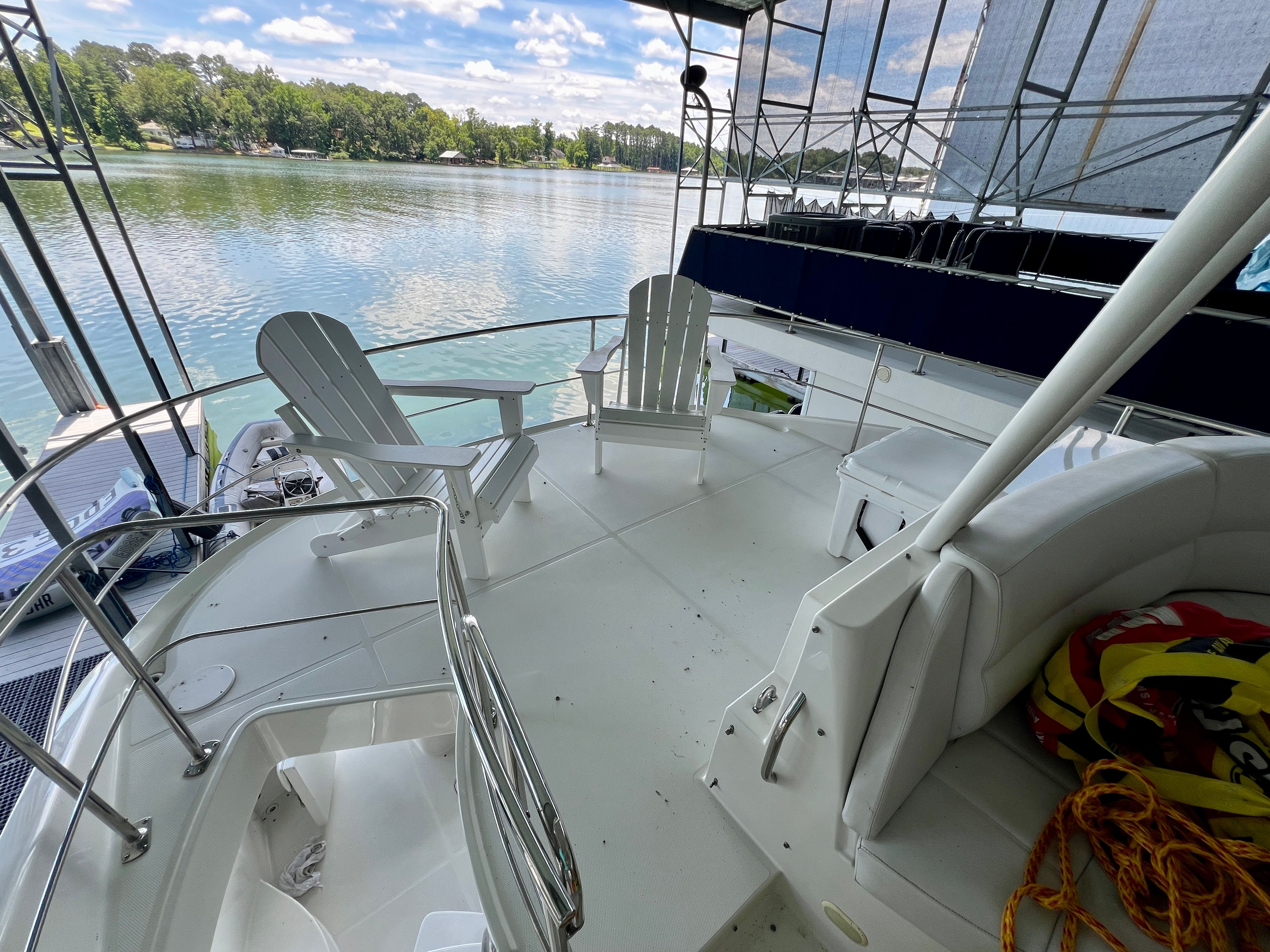 Carver 560 Voyager Sky 2005 on calm water with seating area.