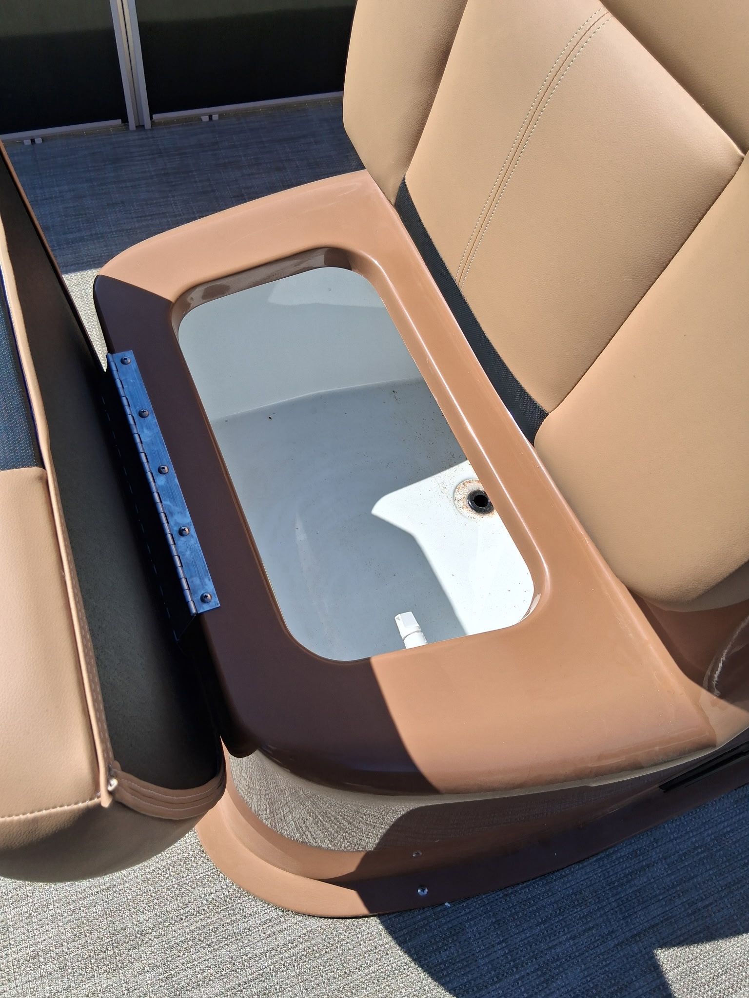 Landau Alure 23CC seat with integrated storage, 2026 model.