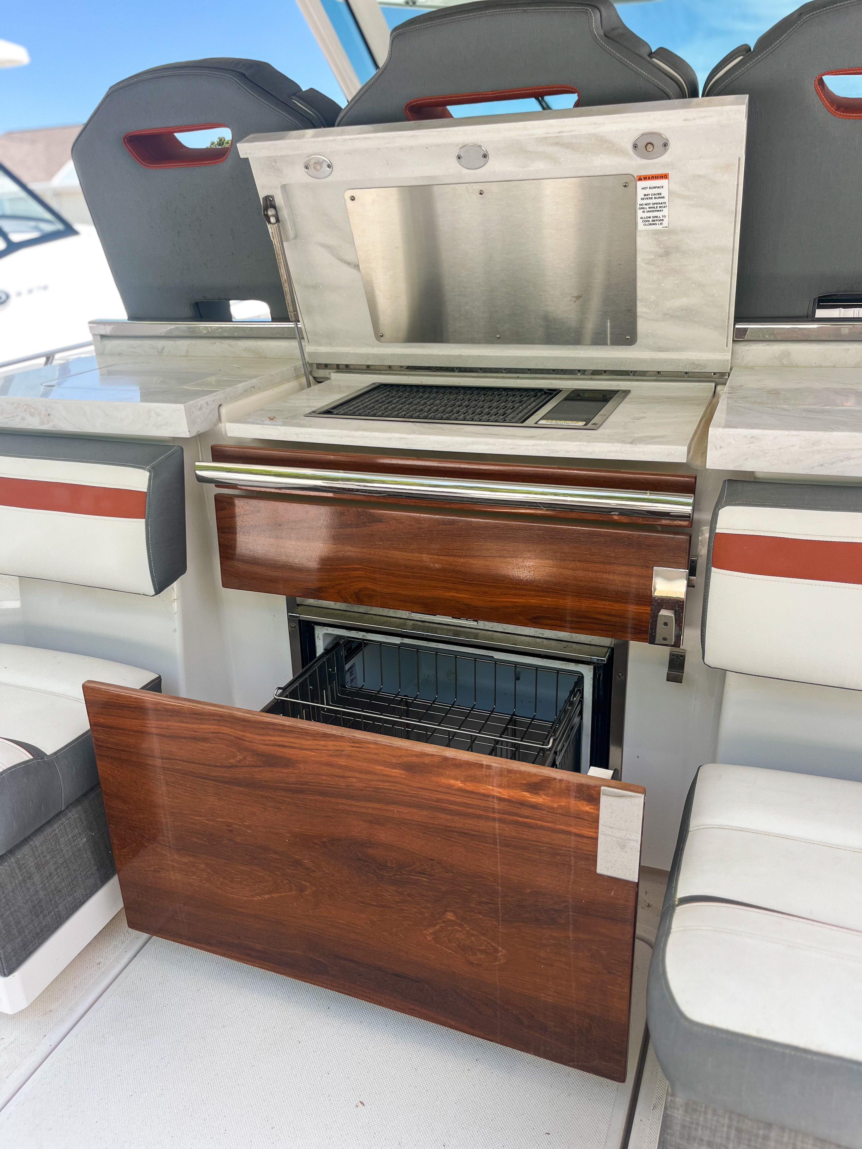 2019 TIARA YACHTS 38 LS - Image 10