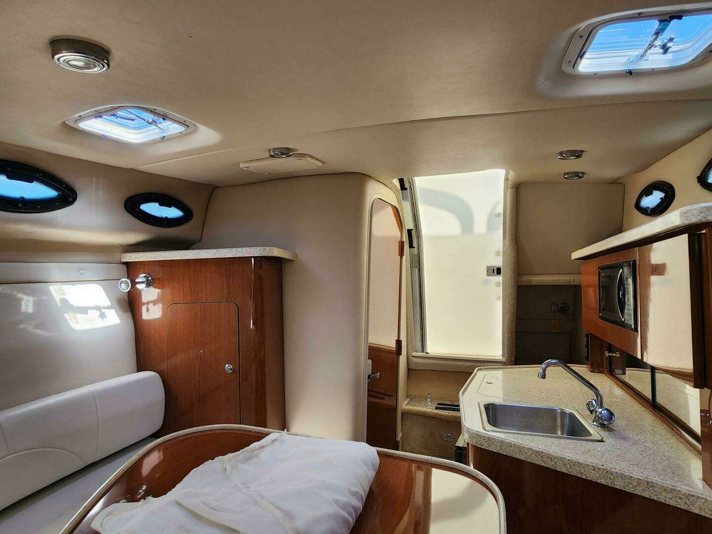 2005 Regal Commodore 2765 - Image 11