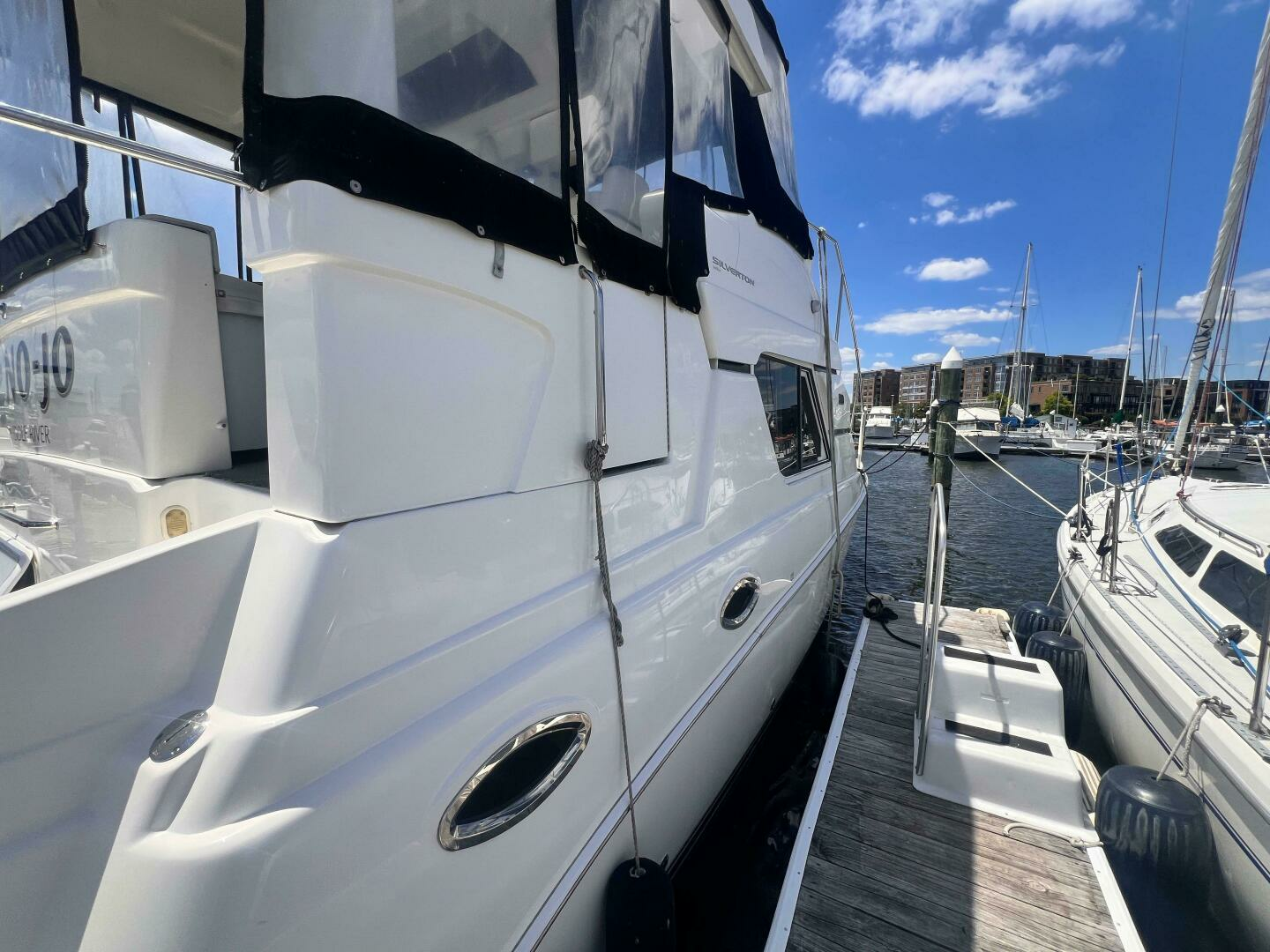 2001 Silverton 352 Motor Yacht - Image 3