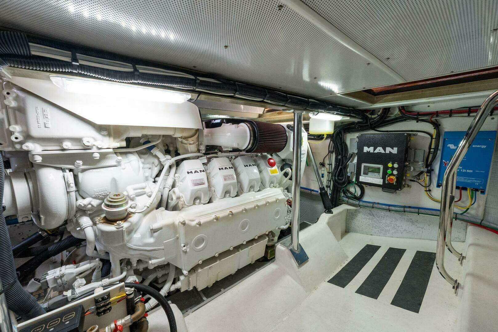 2019 Lowell Flybridge - Image 23