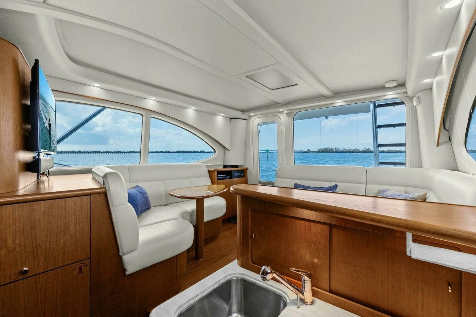 2013 Tiara Yachts 3900 Convertible - Image 16