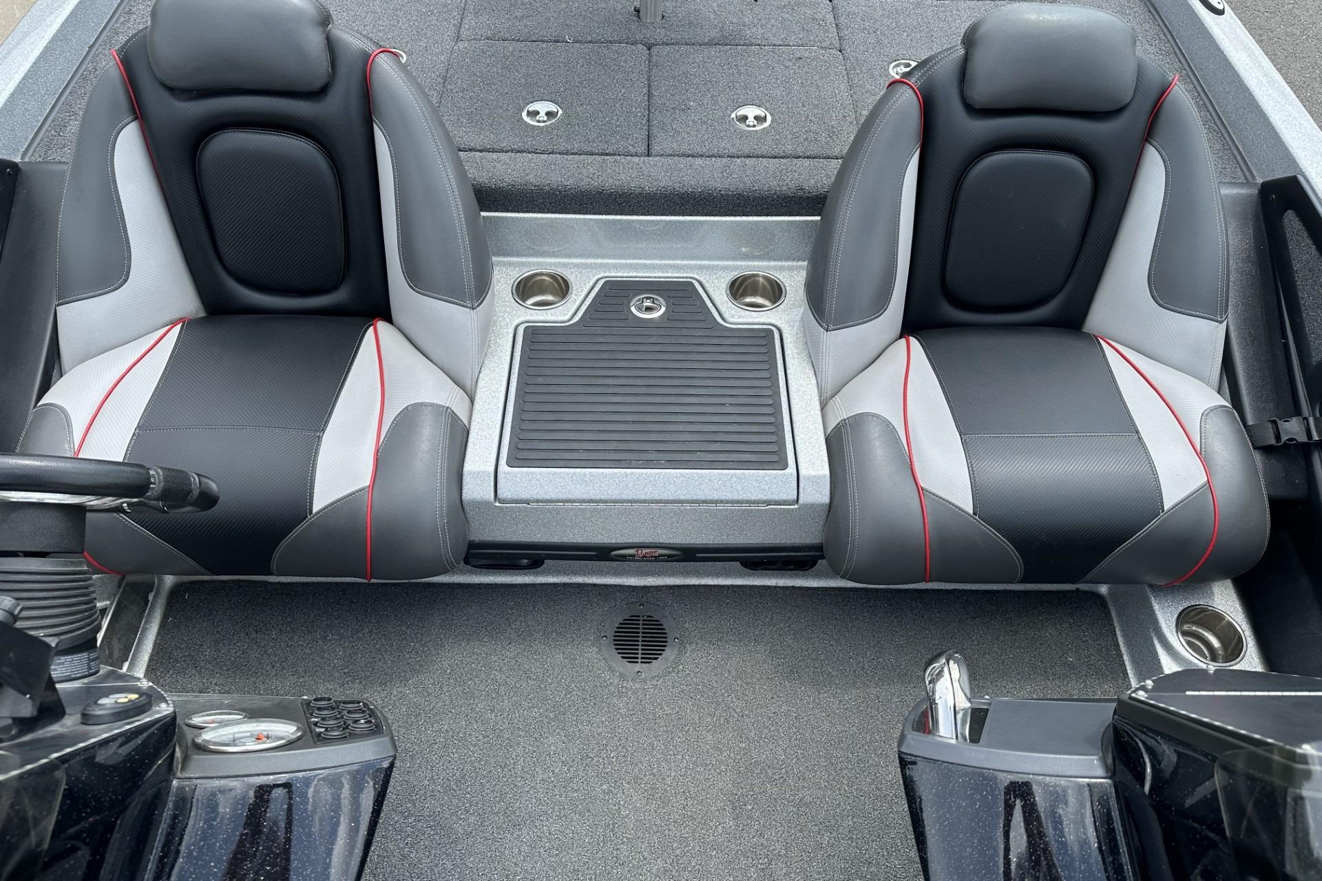 2018 Ranger Z518 boat interior with dual black and gray seats, featuring red accents.