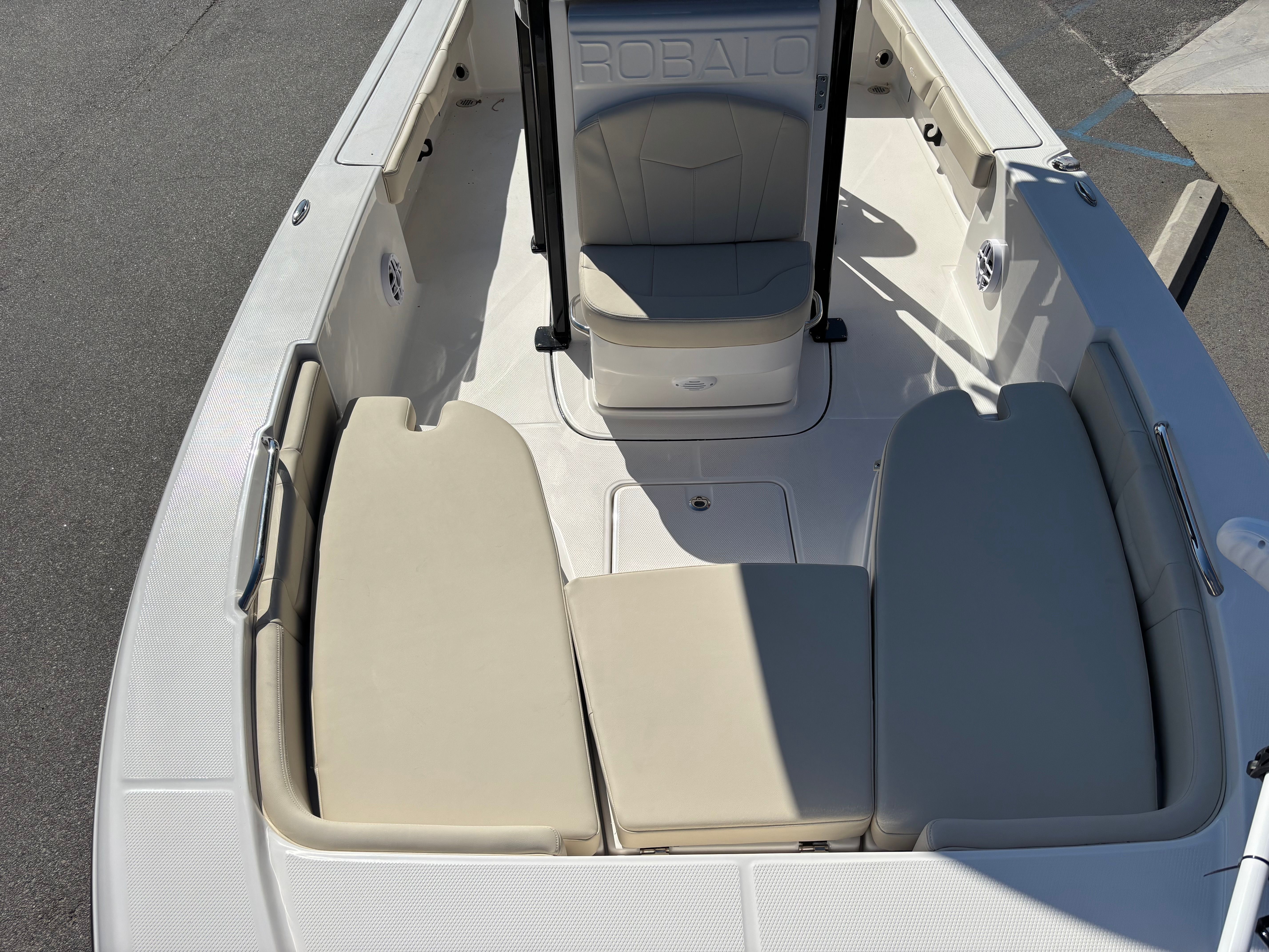 2026 ROBALO 226 CAYMAN - Image 10