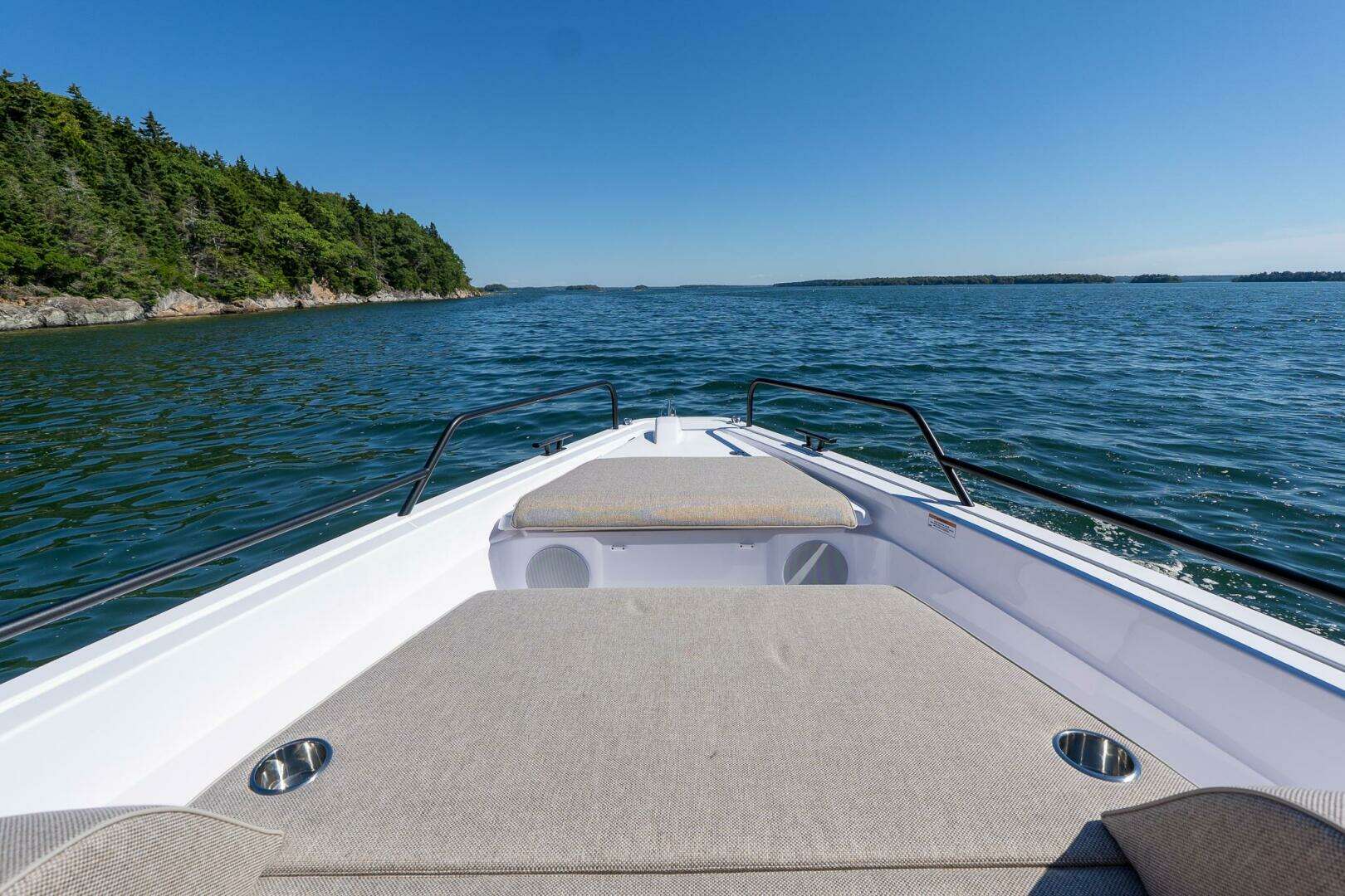 2025 Axopar Cross Cabin - Image 14