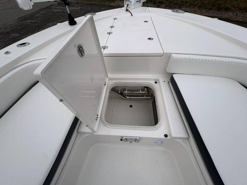 2026 Robalo 246 Cayman - 105