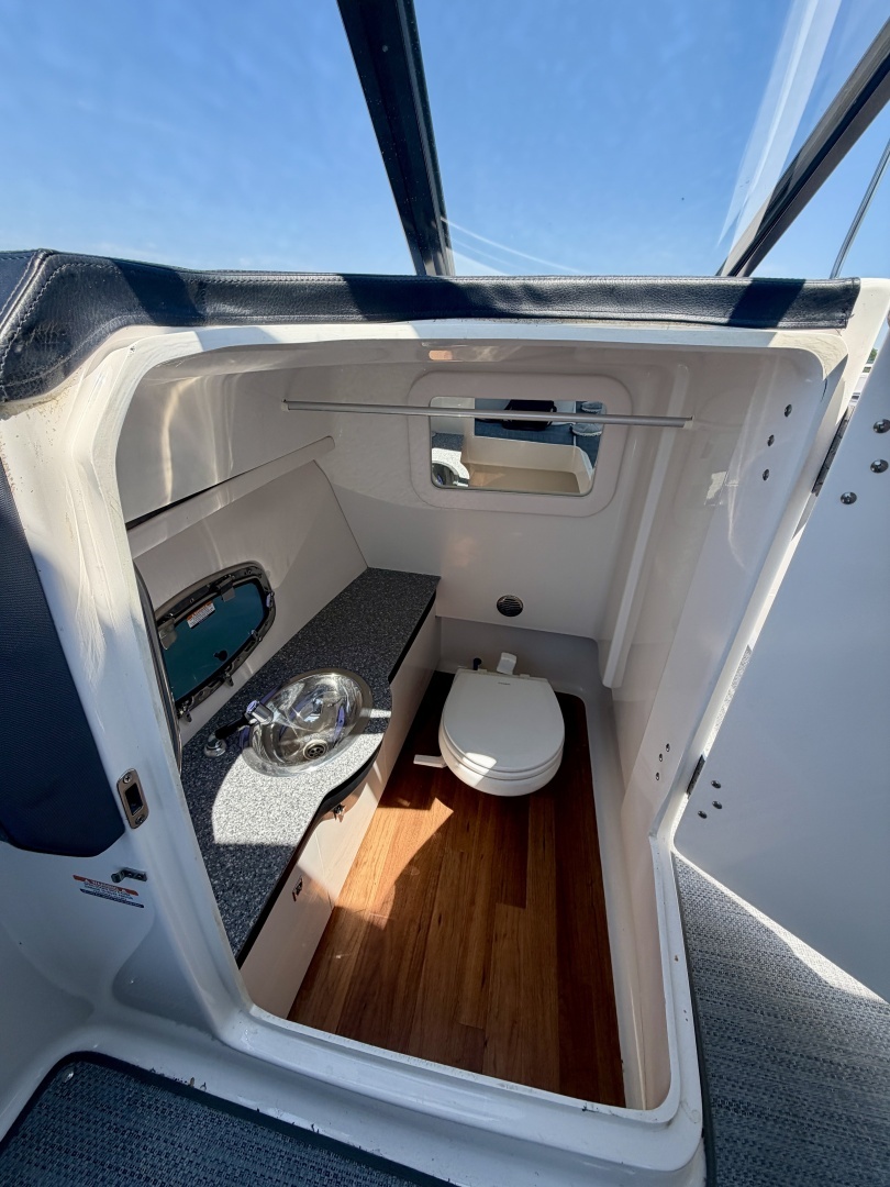 2018 Chaparral 307 - Image 17