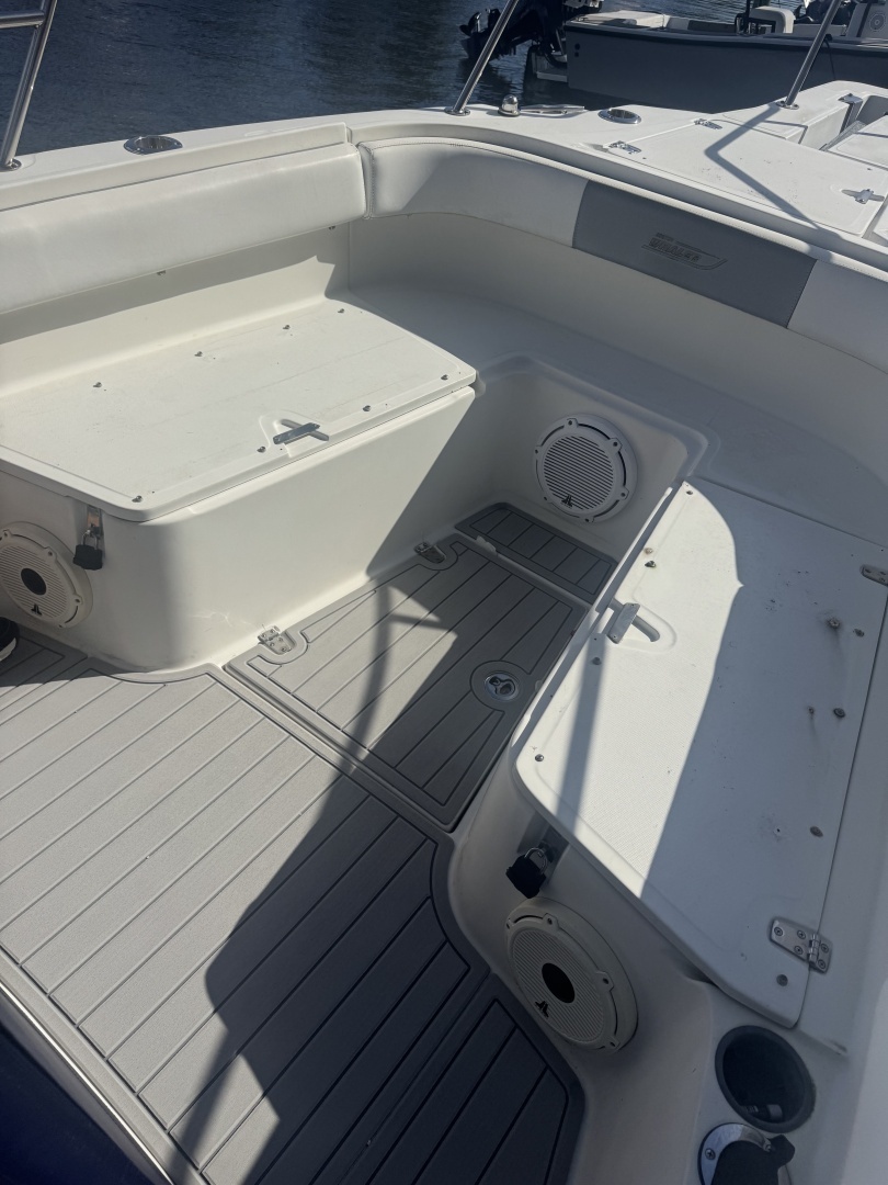 2001 Boston Whaler 26 Outrage - Image 10