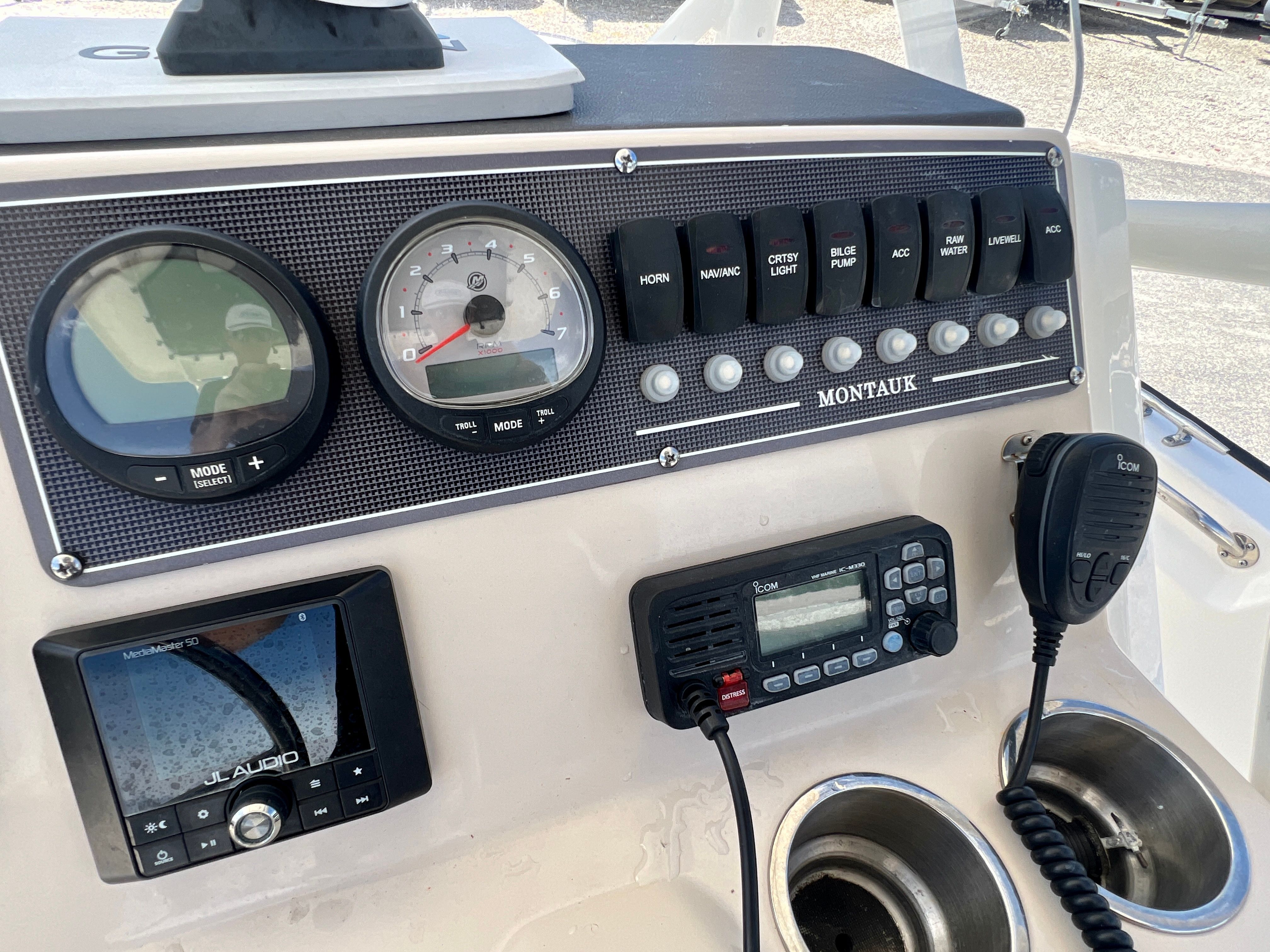 2023 Boston Whaler 210 Montauk - 13