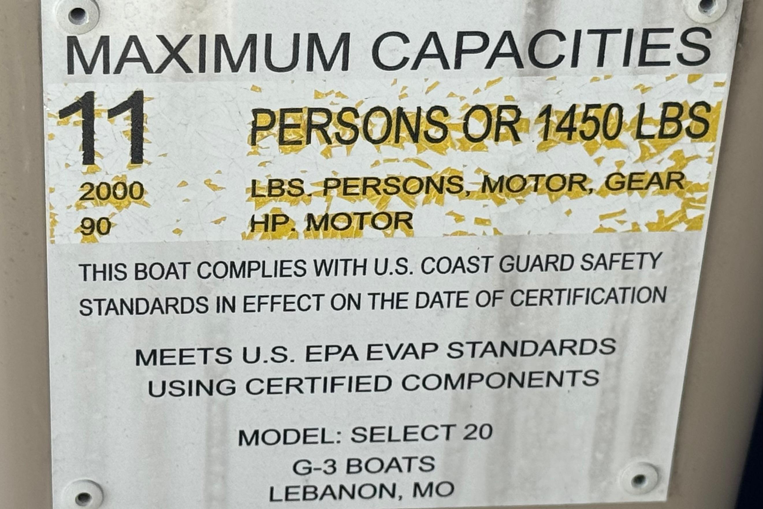 Capacity label for 2021 SunCatcher Select 20RCX, 11 persons or 1450 lbs, safety standards compliant.
