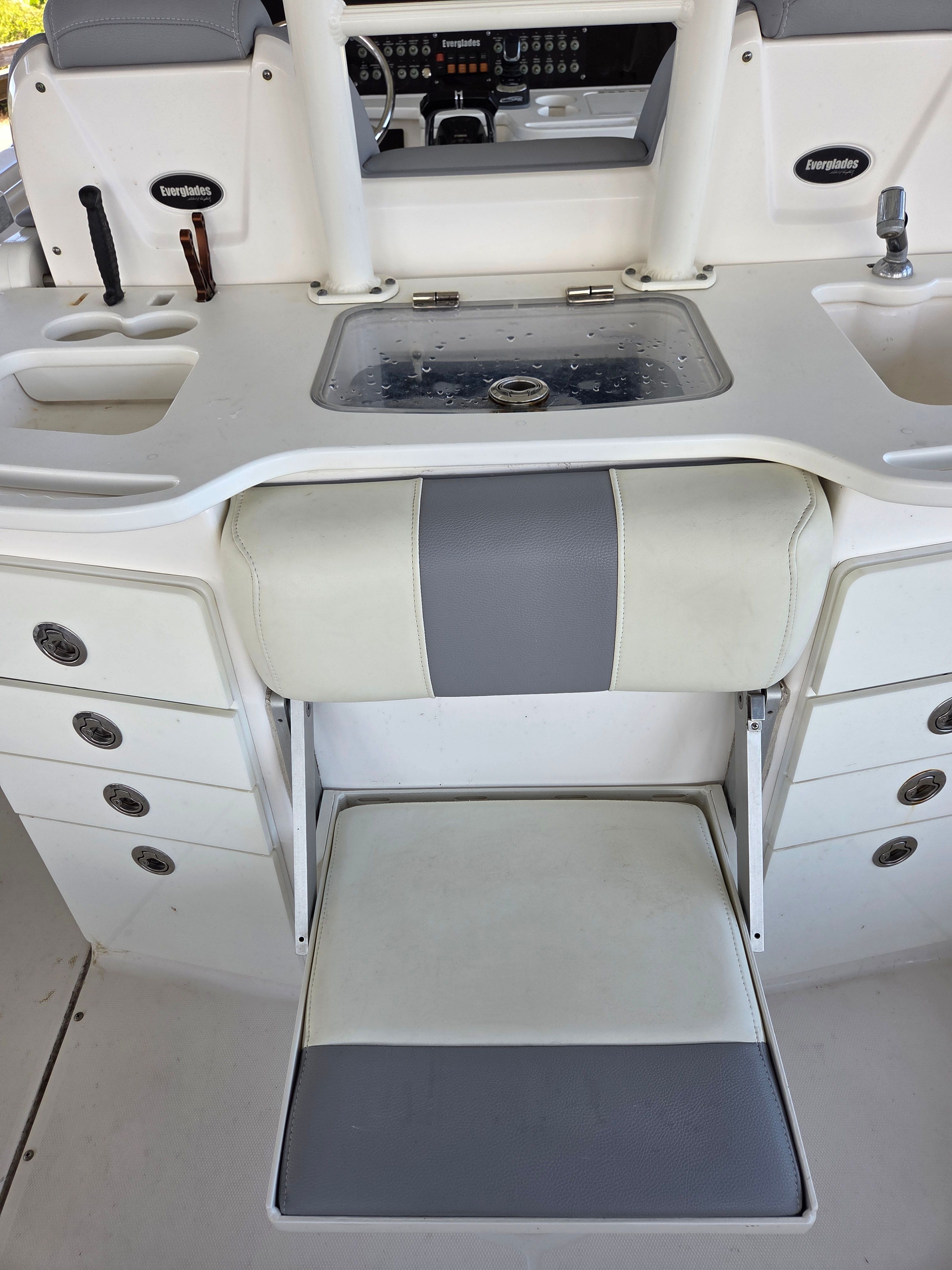 The image shows the cockpit of a 2017 Everglades 355 Center Console boat.