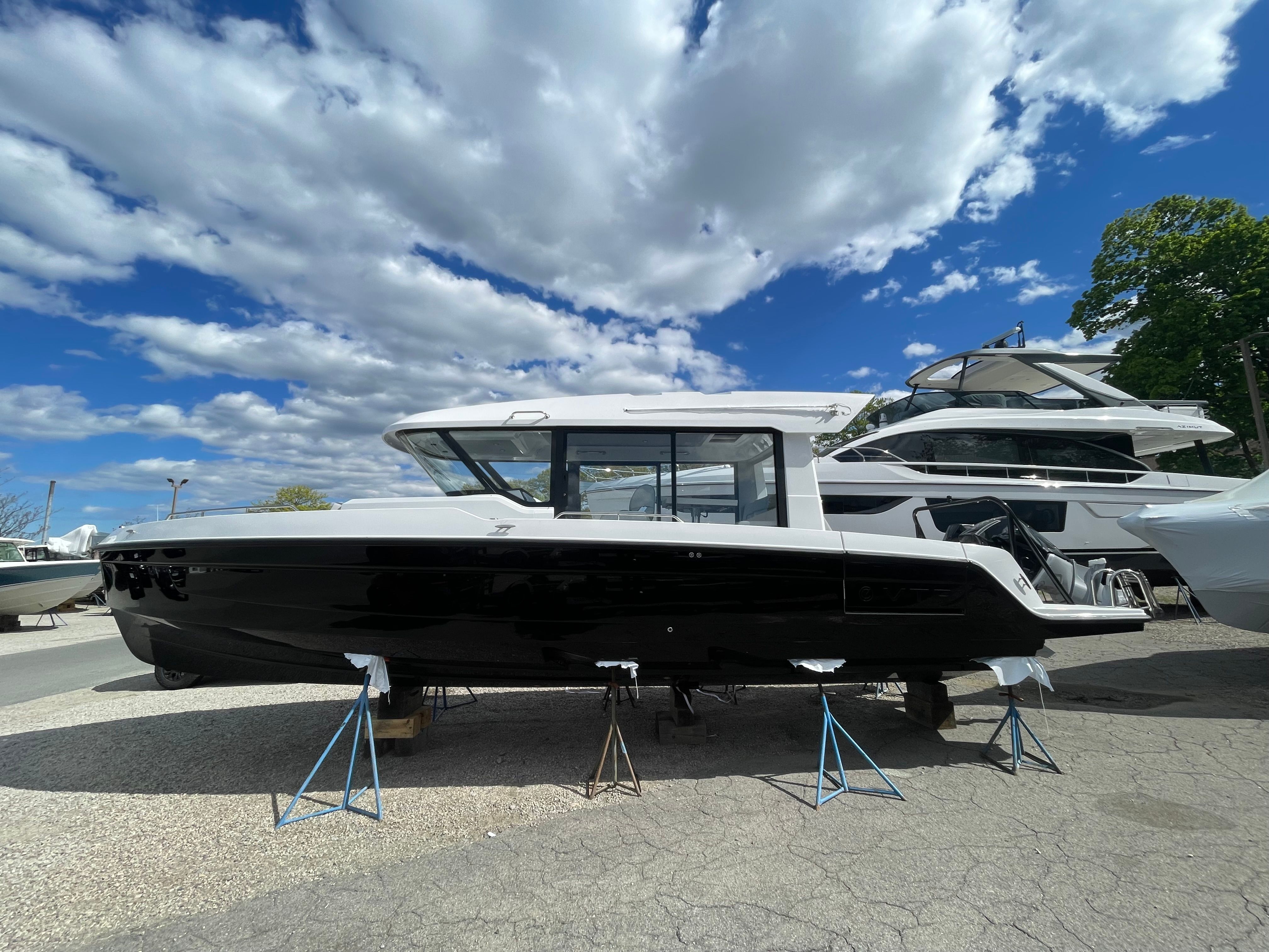 2026 Cruisers Yachts 38 VTR EC