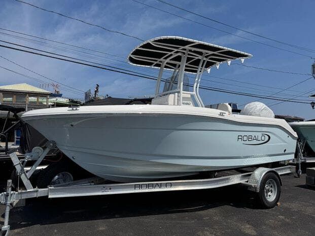 2025 Robalo Center Console R180