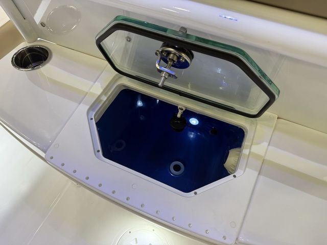 2026 Everglades 253 Center Console - 13