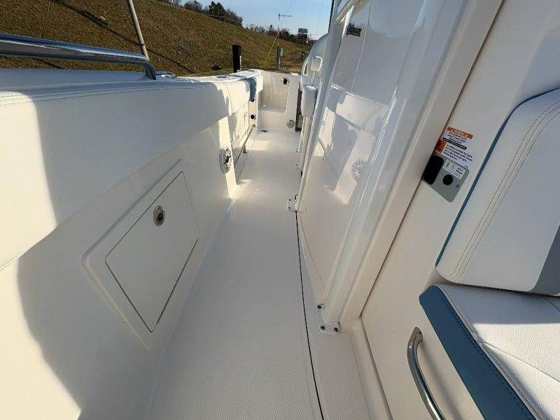 2026 Robalo R230 Center Console - 11