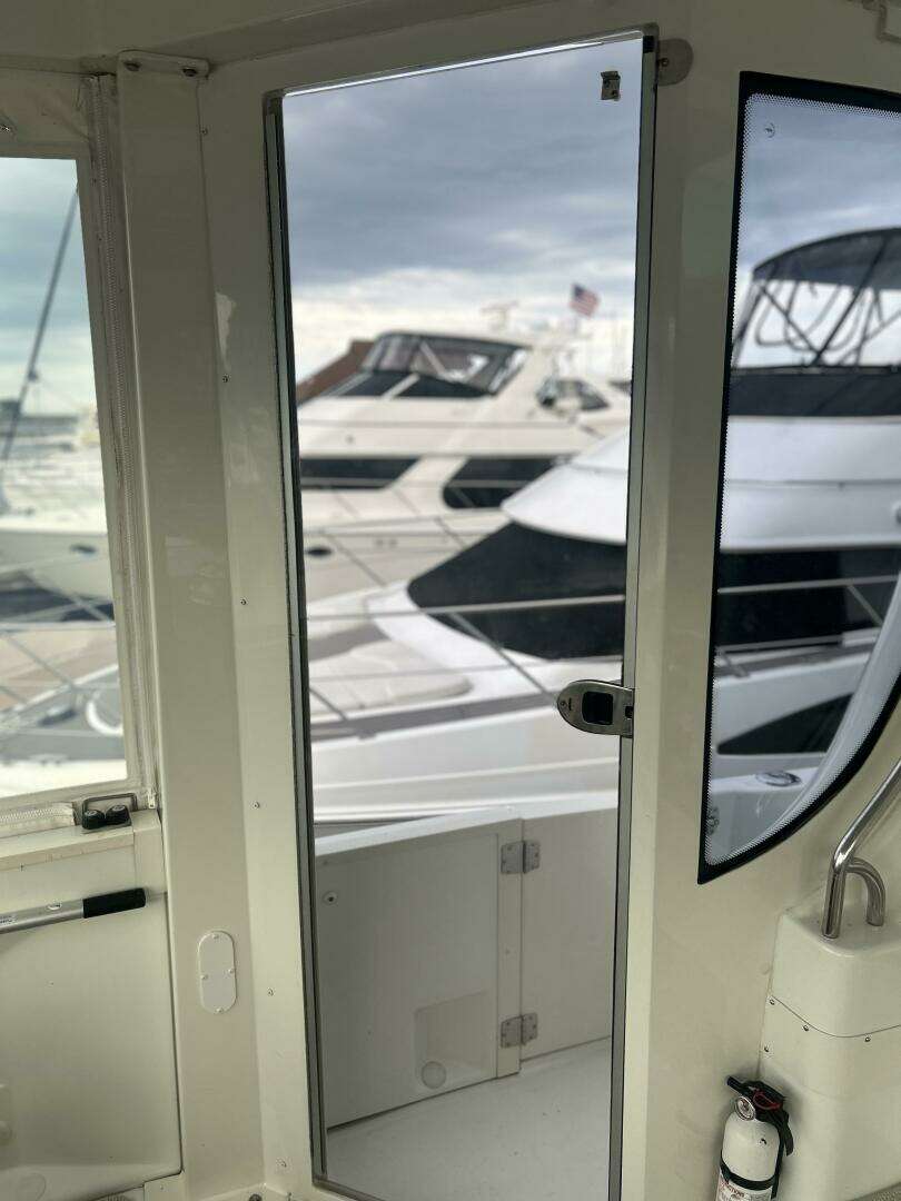 2003 Carver 466 Motor Yacht - Image 10