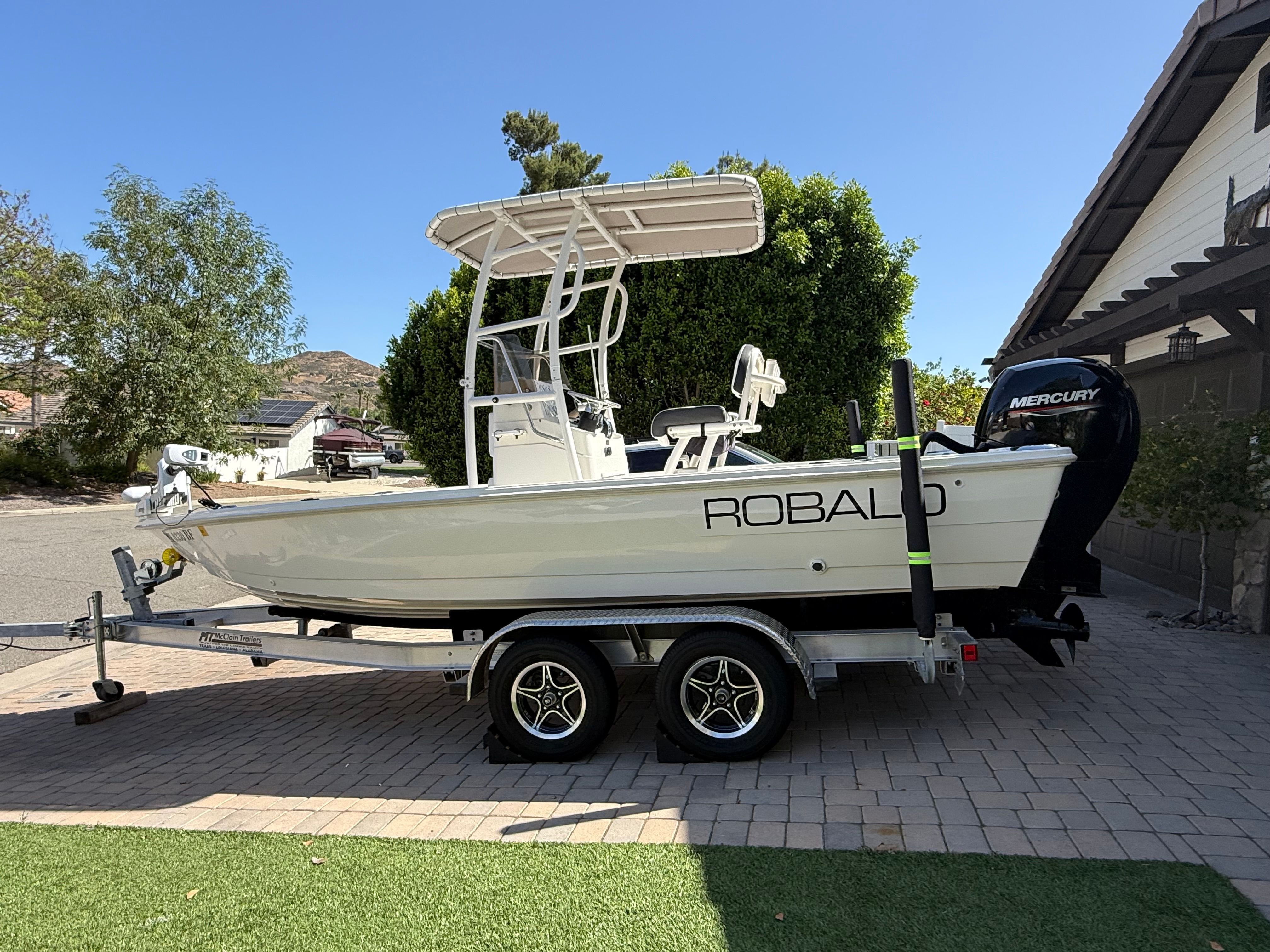 1998 Robalo 2100 Bay Hunter boat on trailer outdoors.