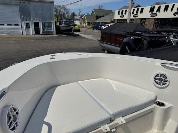 2025 Robalo Center Console R180 - 9