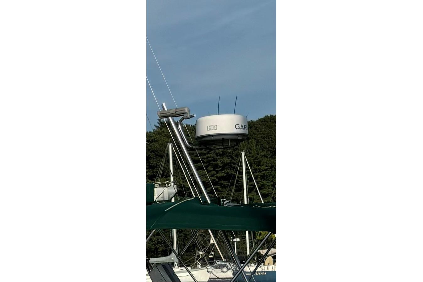 Radar equipment on a 2000 Beneteau Oceanis 321 sailboat against a clear sky.