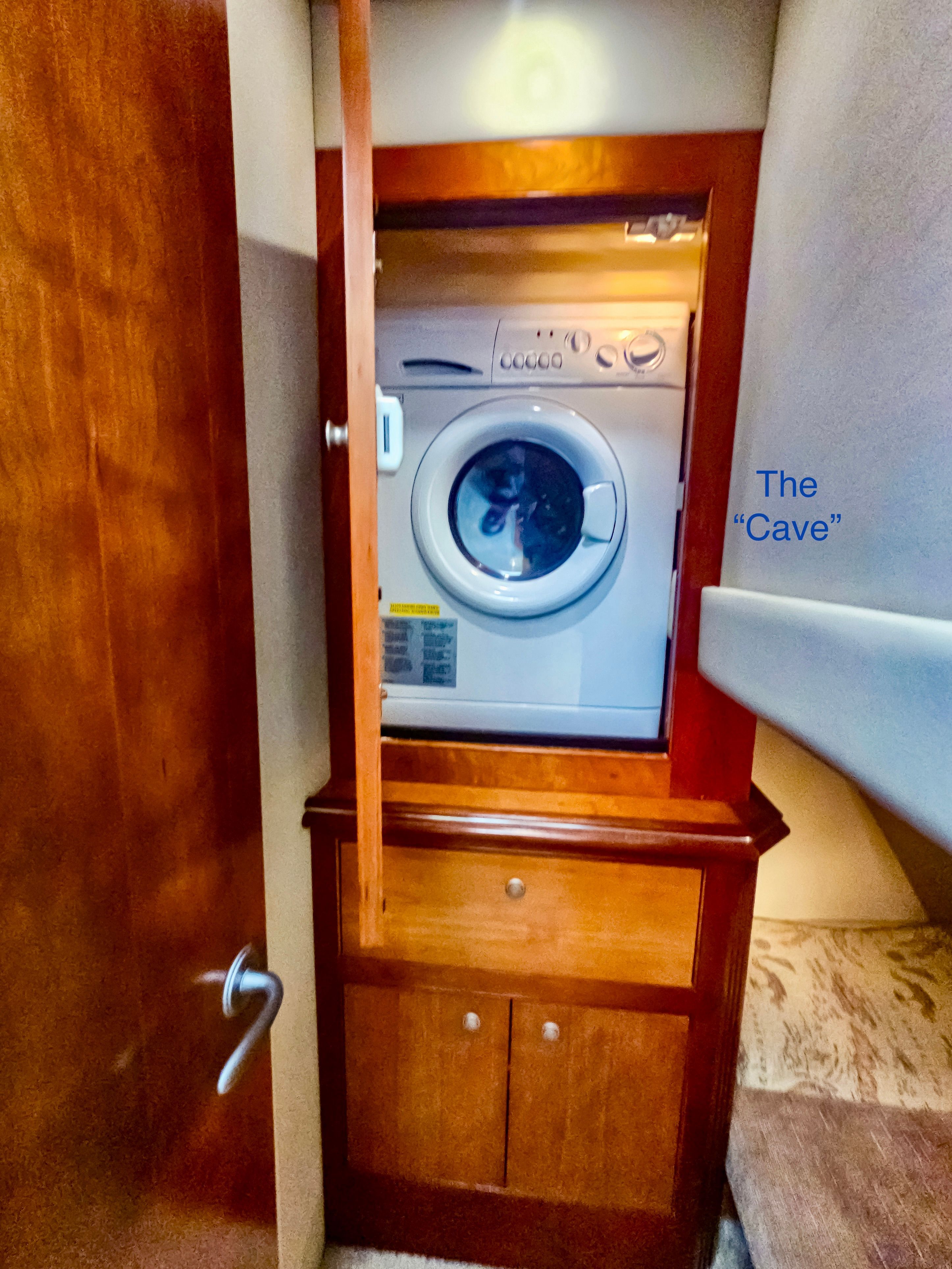 2008 Cruisers Yachts 455 Express Motoryacht - 24