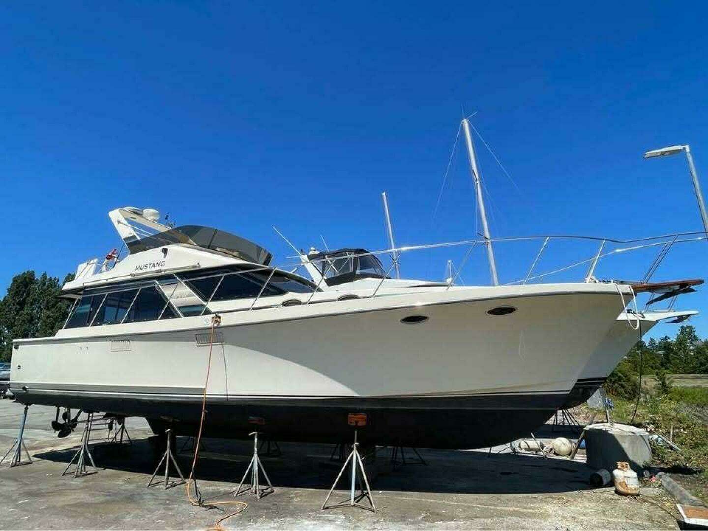 1988 Tollycraft EY440 - Image 8
