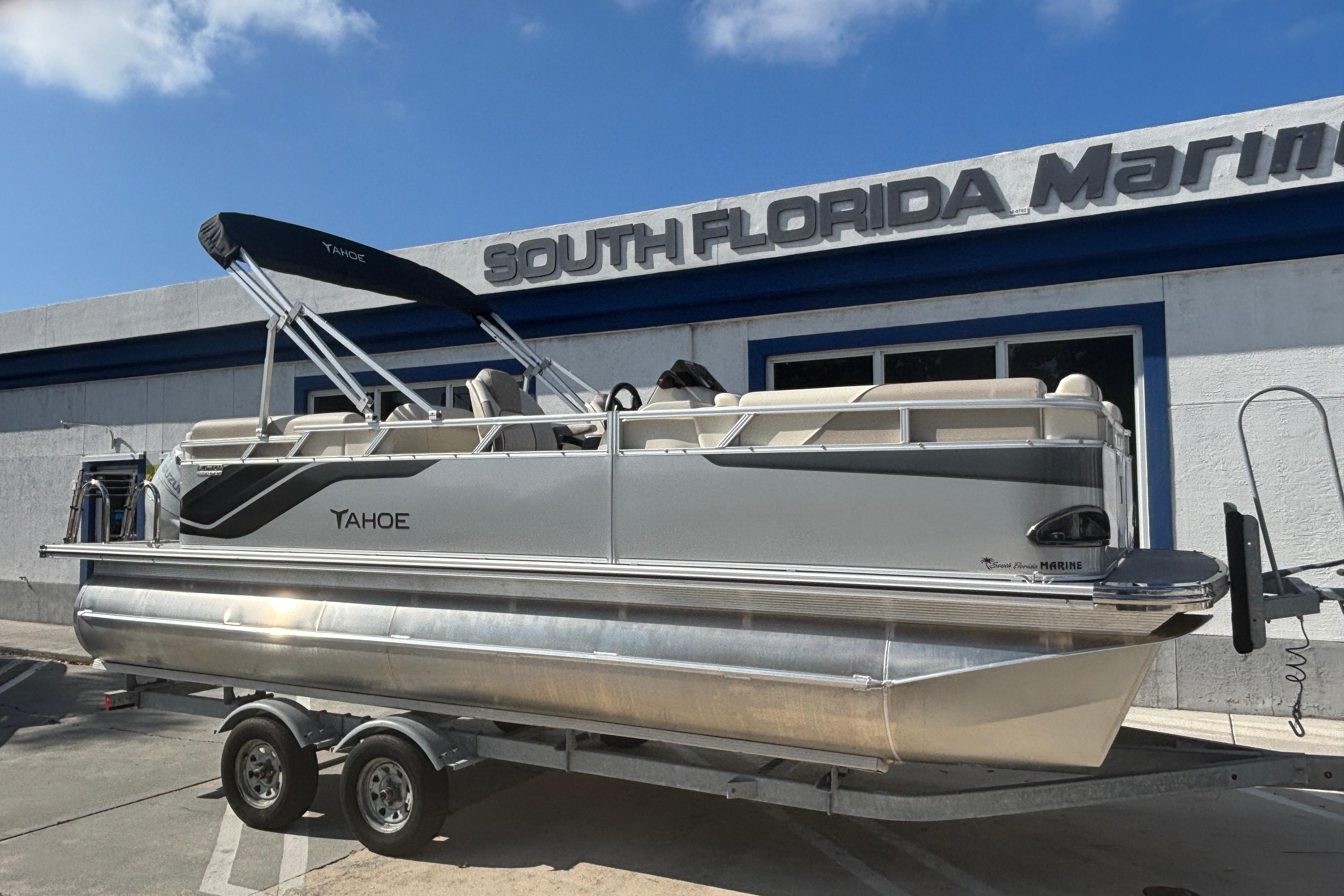 2026 Tahoe Pontoon 21 Quad lounge