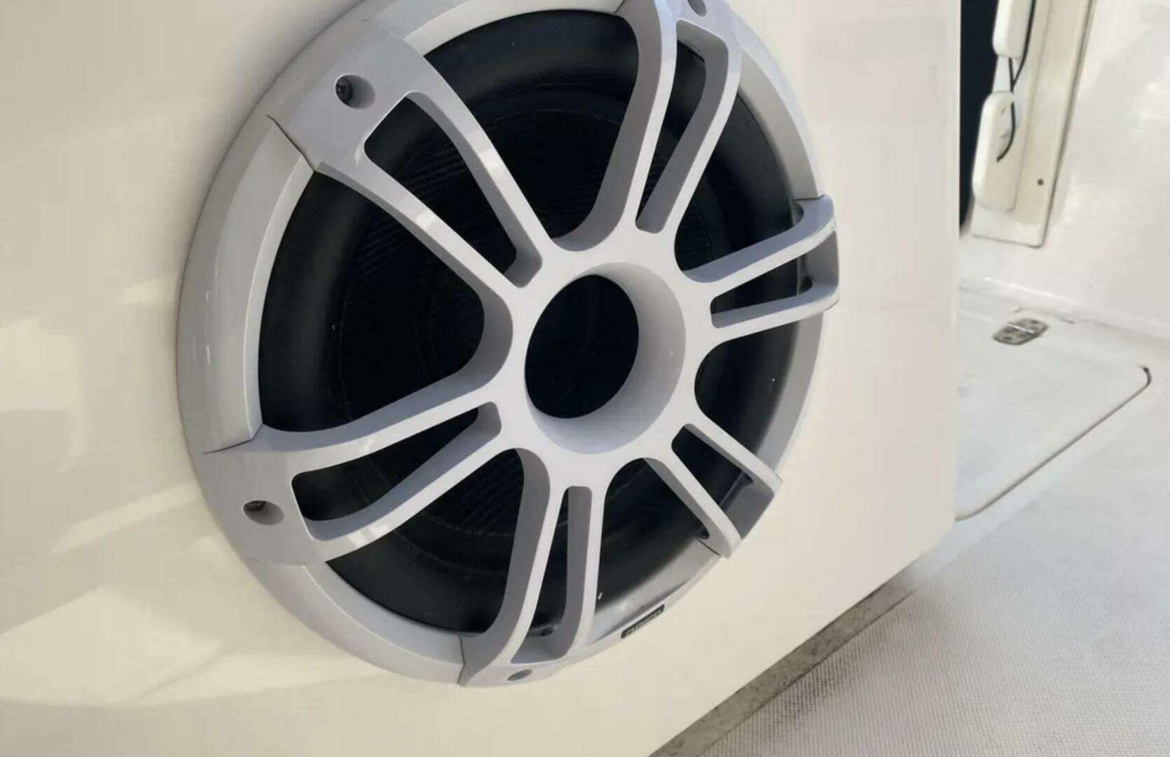 2015 Pursuit Sport - Image 16