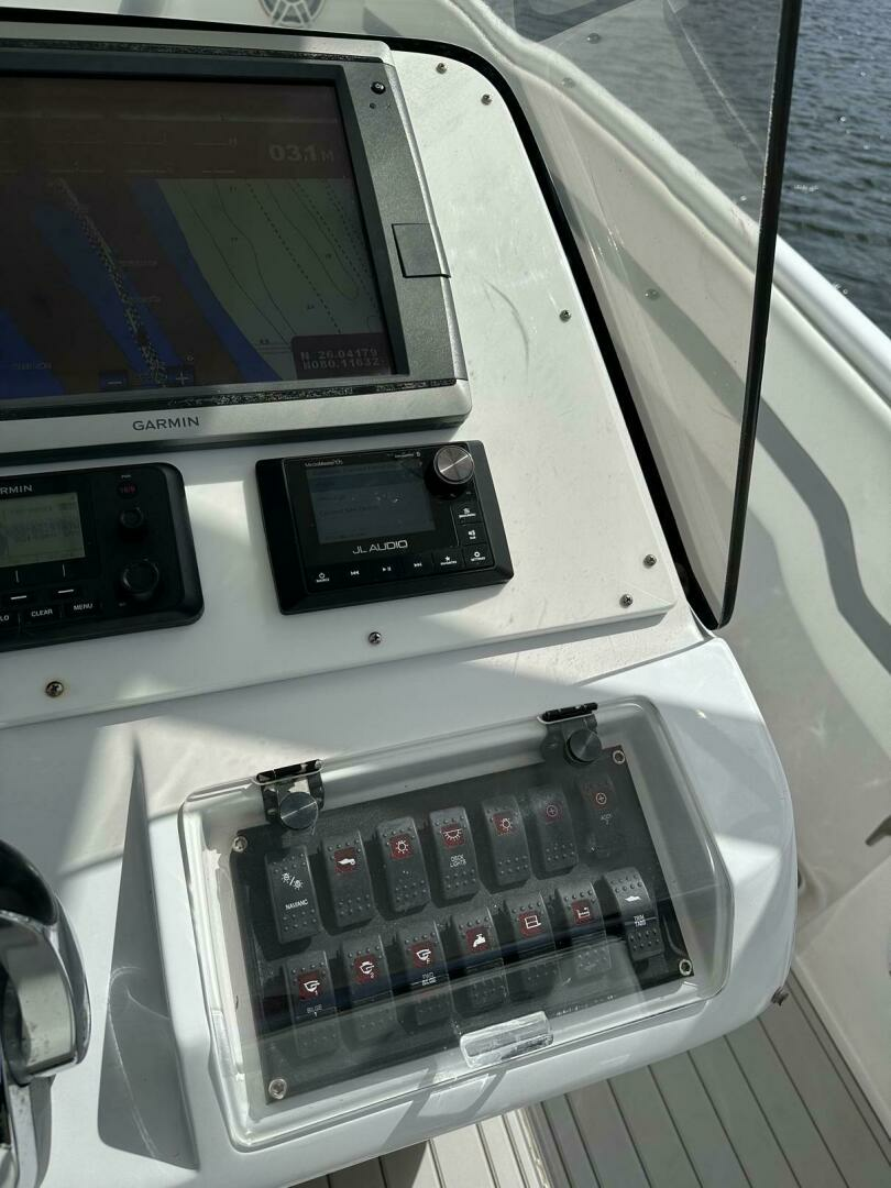 2003 Intrepid 32 - Image 13