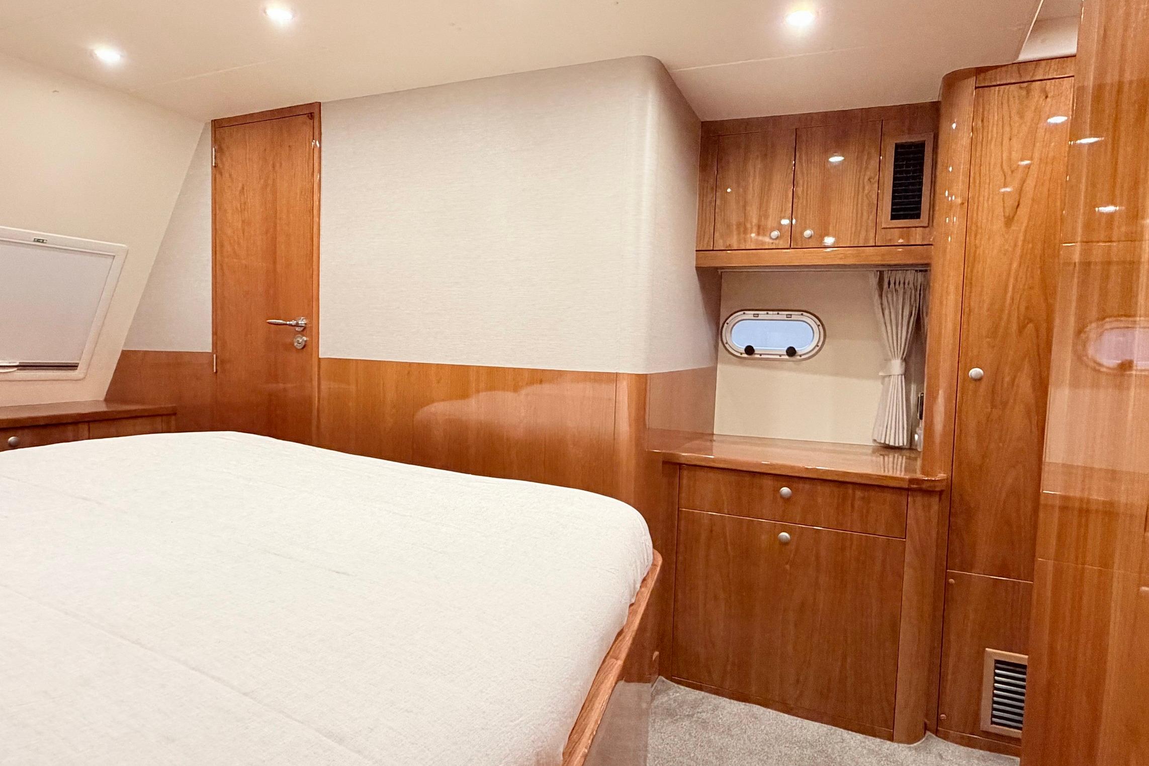 Luxurious 2017 Elling E4 yacht cabin with wooden interior and cozy bed.