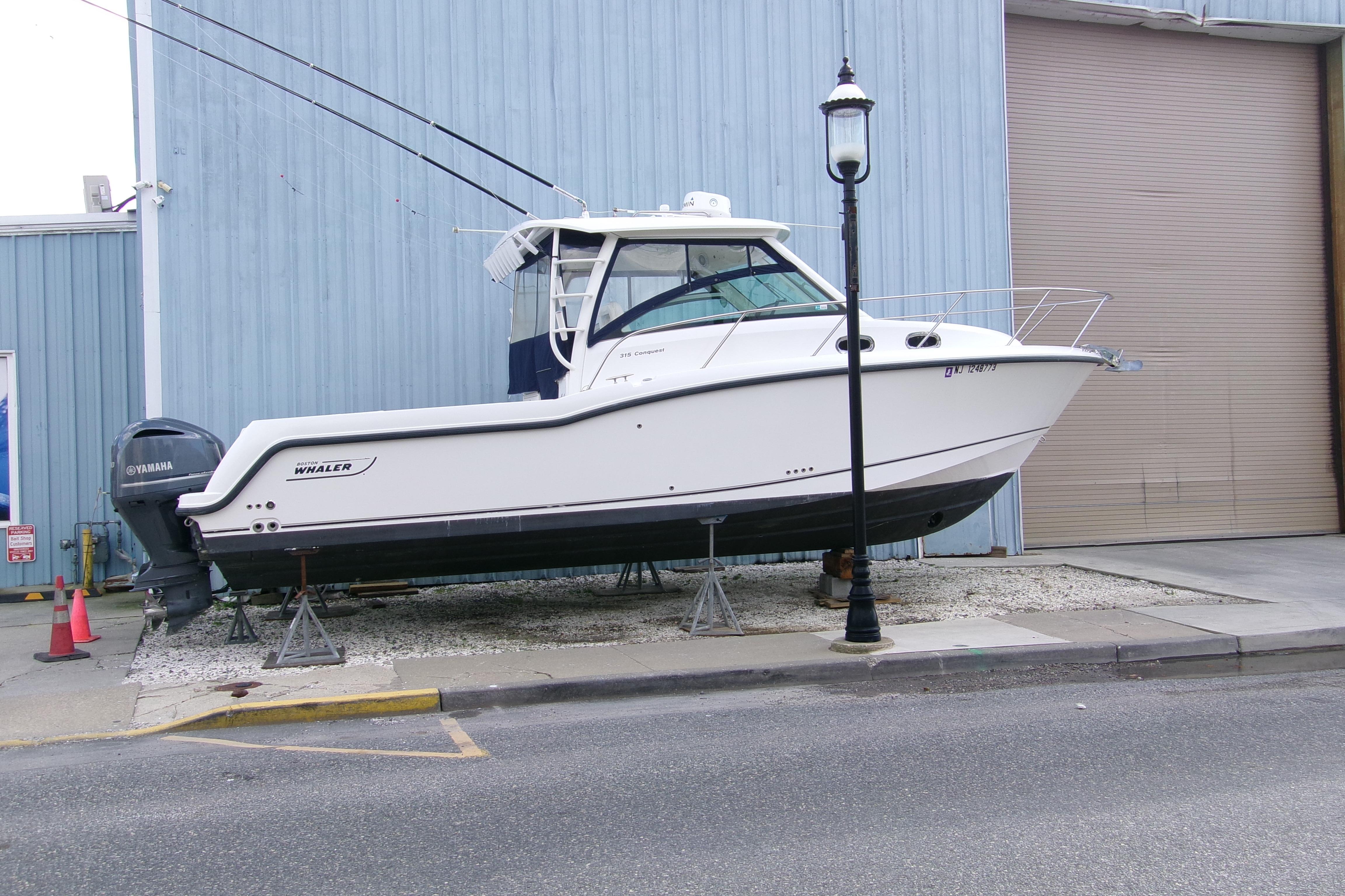 2013 Boston Whaler 315 Conquest