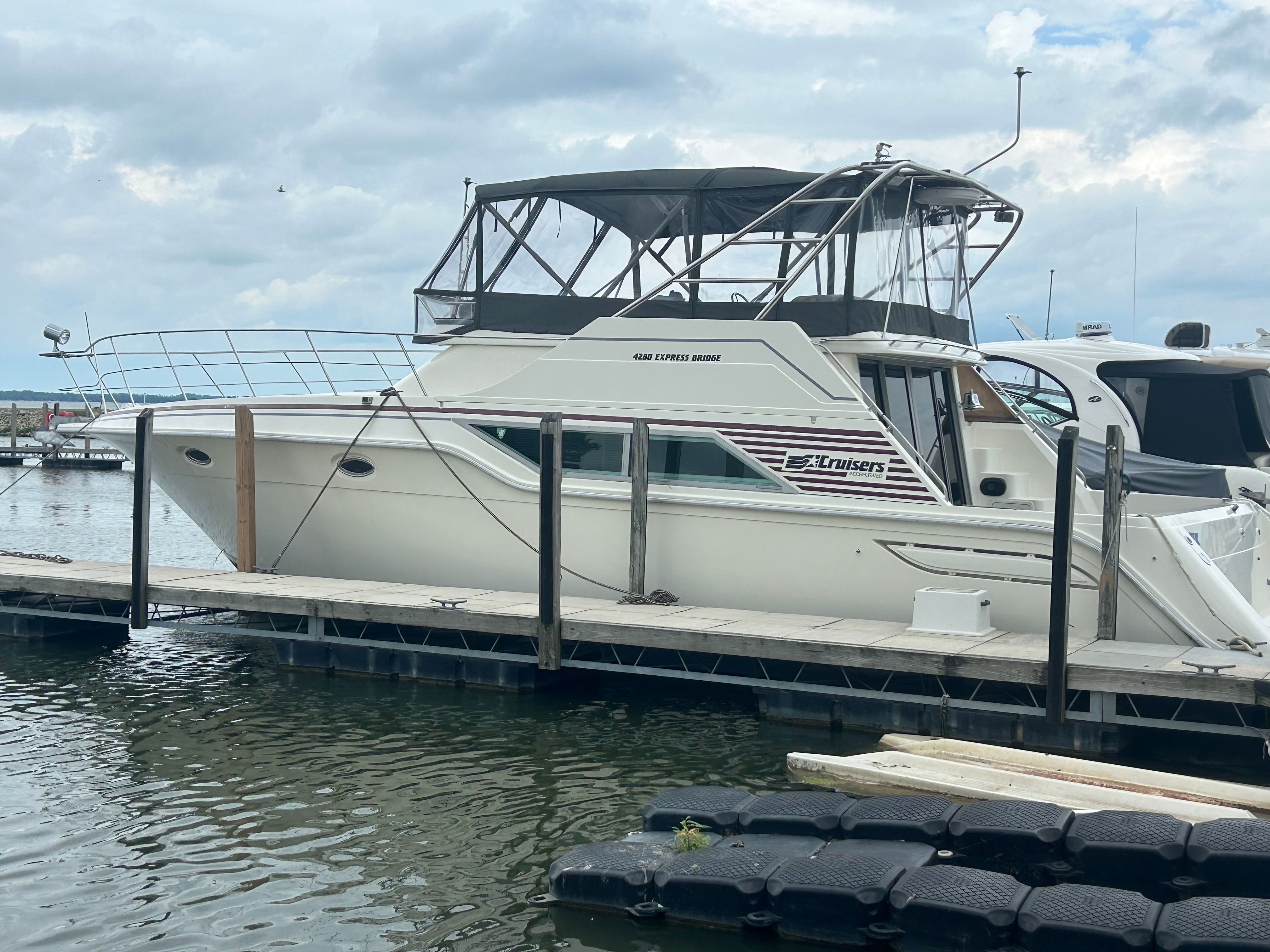 1988 Cruisers Yachts 4280 Express Bridge