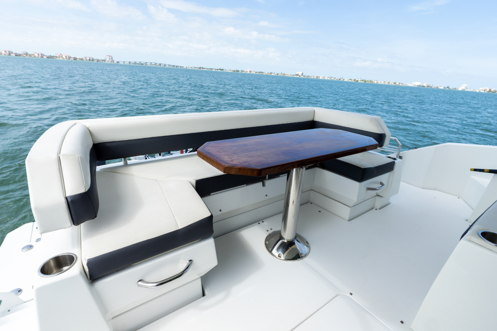 2018 Cruisers Yachts 50 CANTIUS - Image 33