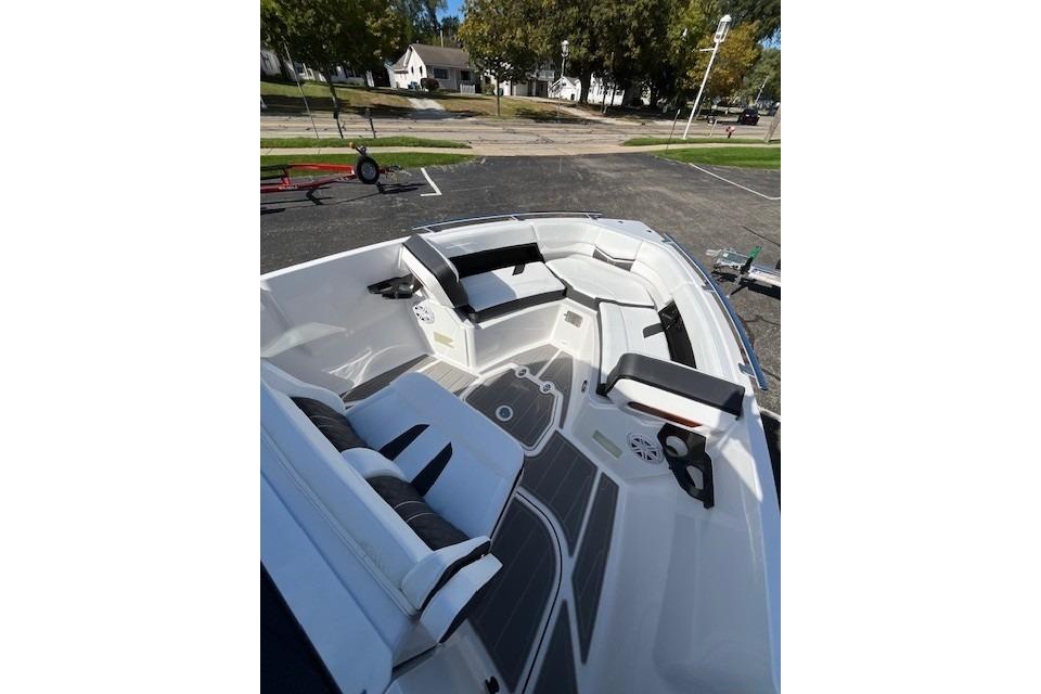2026 Monterey Elite 27 SD boat interior with sleek seating and modern design.