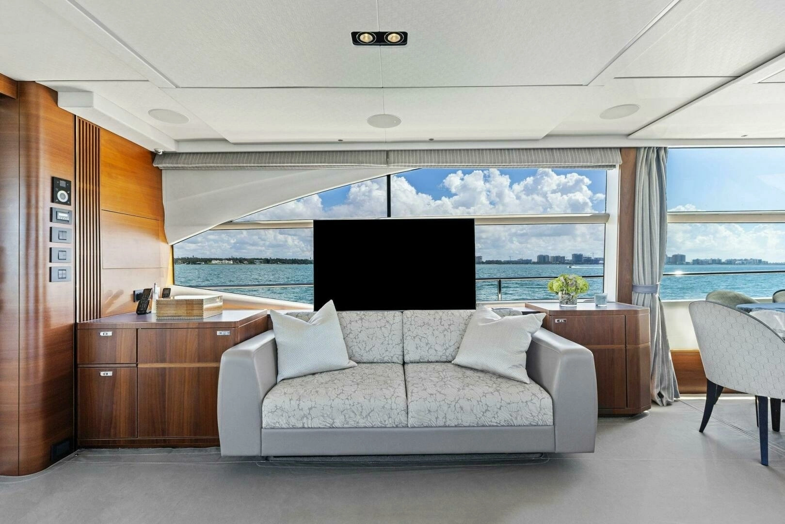 2018 Princess Y75 Motor Yacht - Image 12