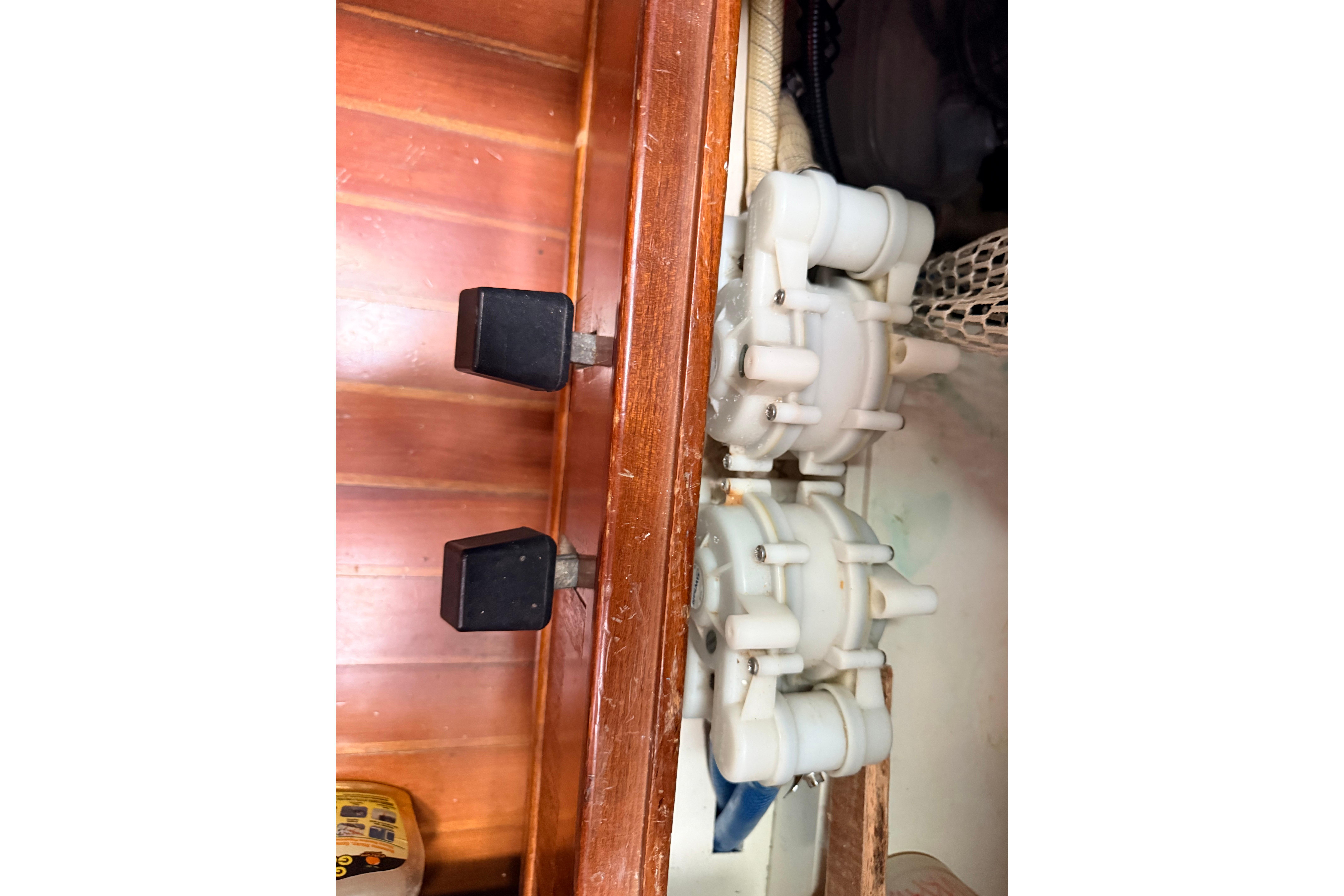1987 Norseman 400 interior showing dual white pumps and wooden paneling.
