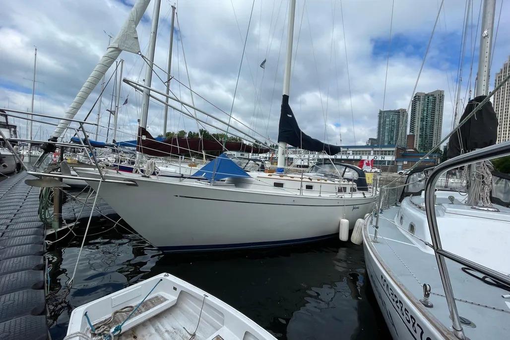 1988 Hinterholler NIAGARA 35 sailboat docked in marina, surrounded by other boats.
