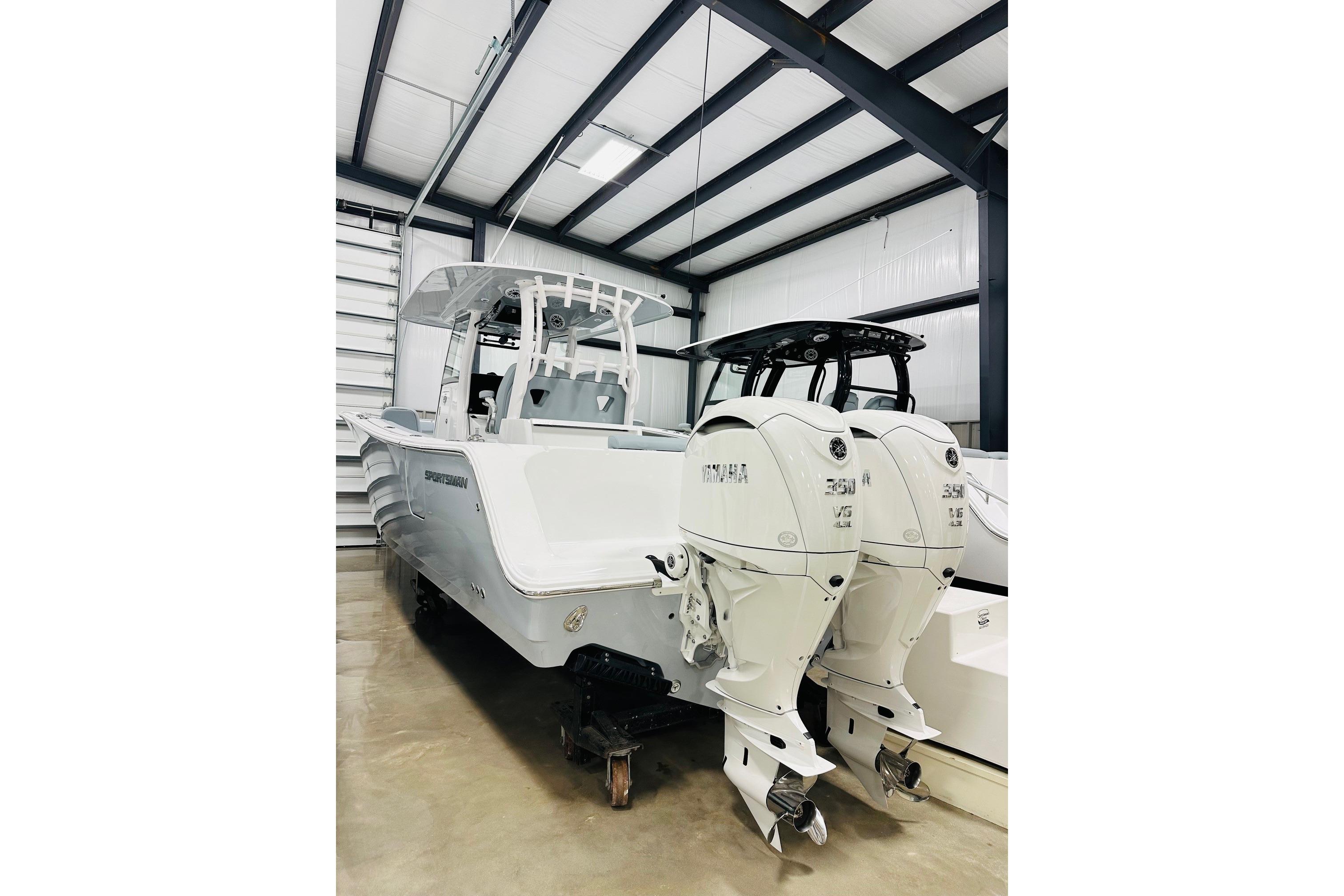 2026 Sportsman Open 302 Center Console