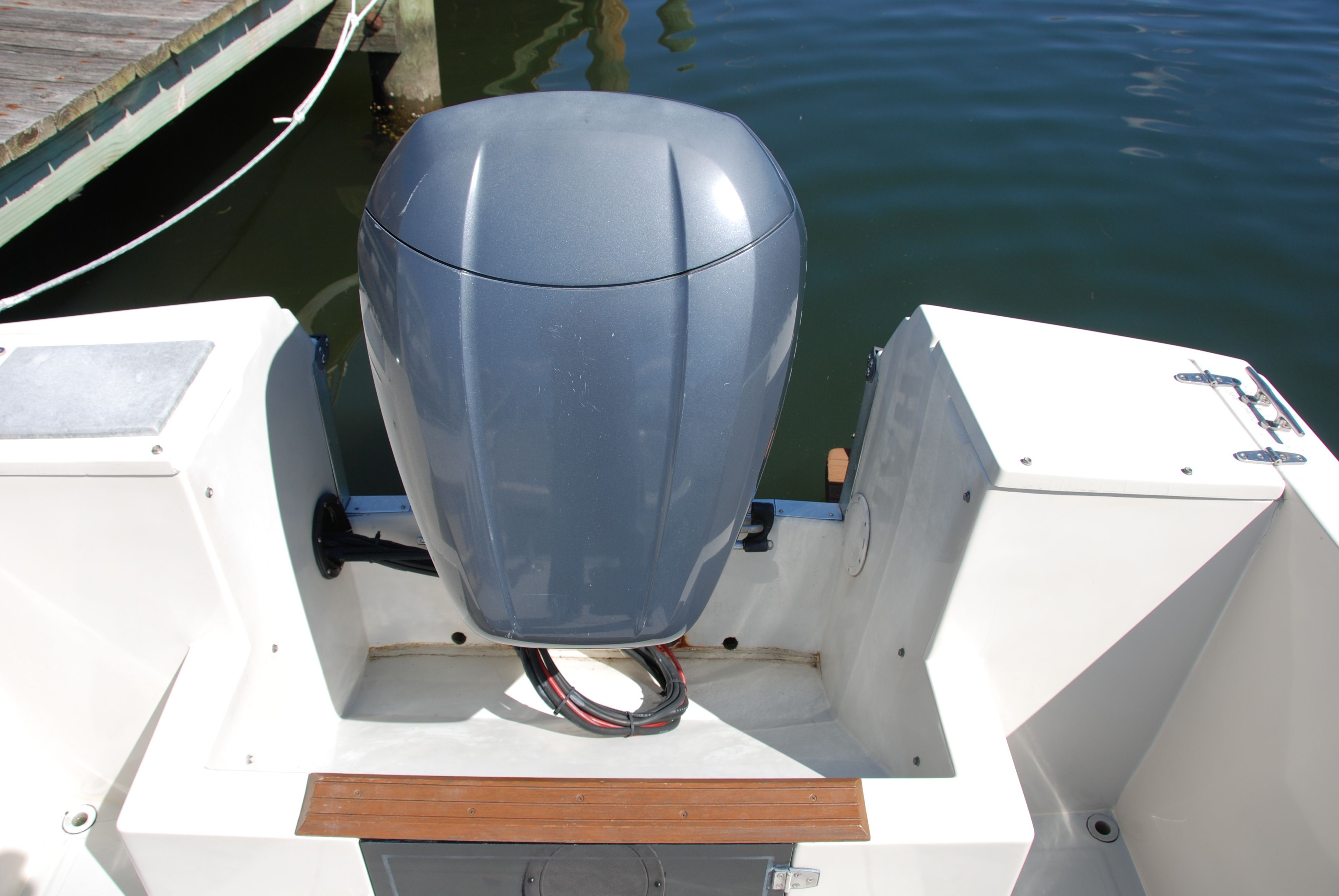 Outboard motor of a 1987 Wellcraft V-20 Steplift at the dock.