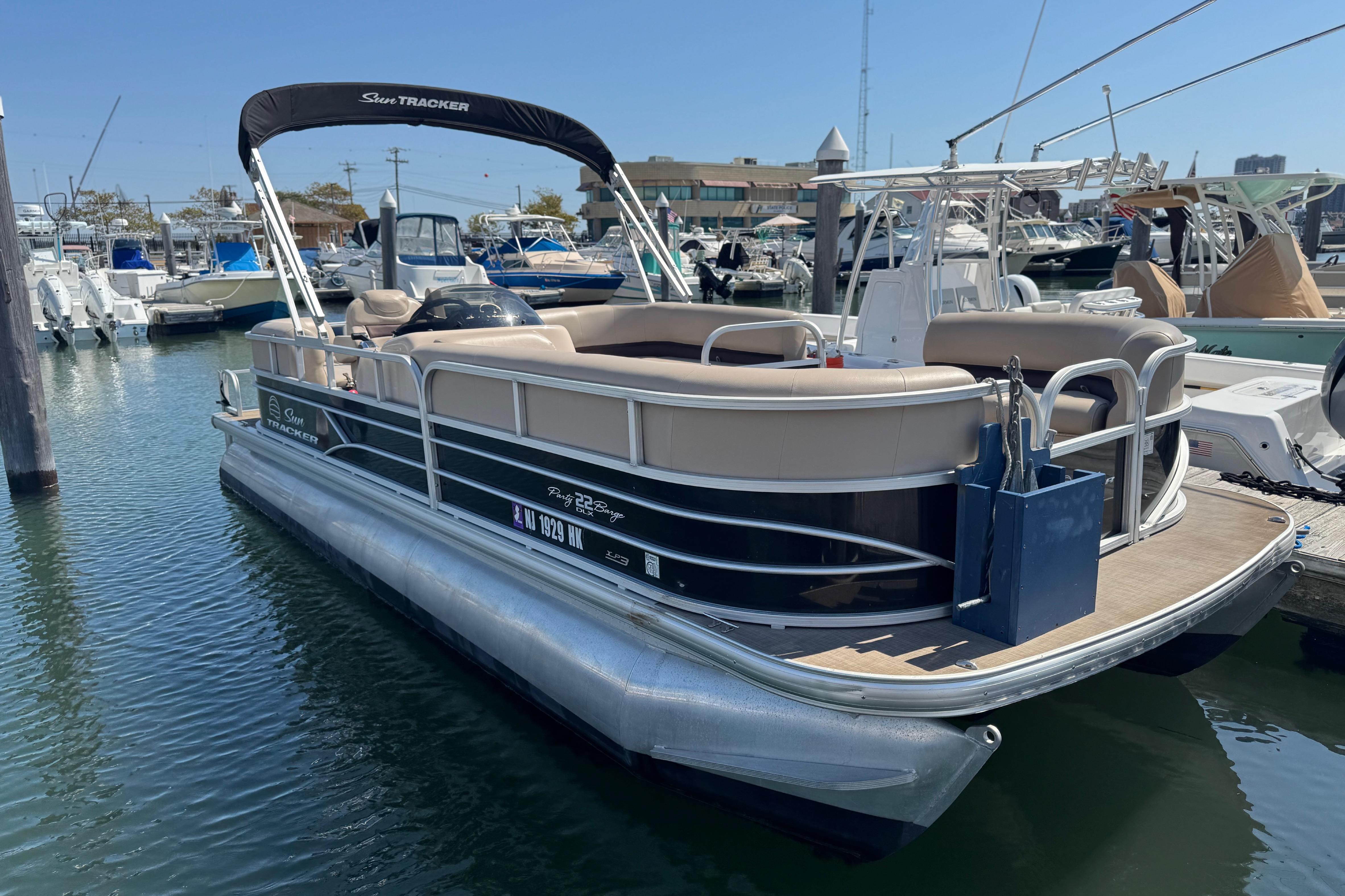 2017 Sun Tracker Party Barge 22 DLX