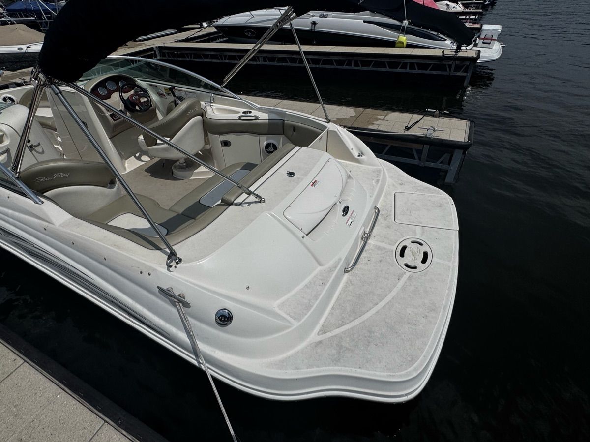 2006 Sea Ray 220 Sundeck (220 SD) - 10