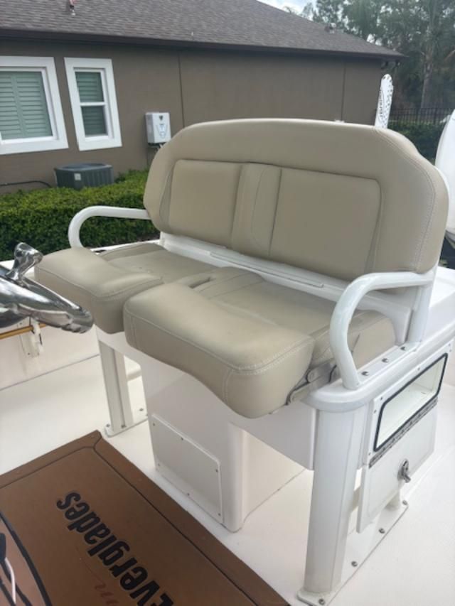 2022 Everglades 253 Center Console - 5