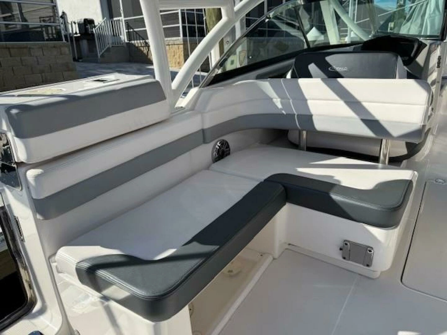 2021 Robalo R317 - Image 3