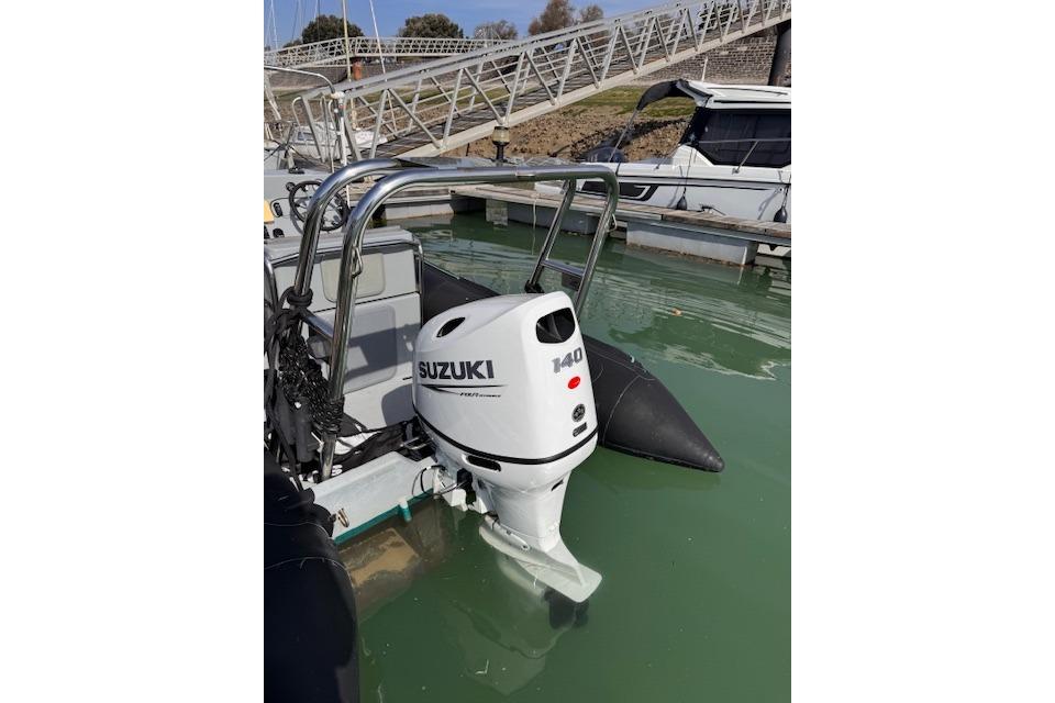 Zeppelin 18v Pro Cup 2011 boat with Suzuki 140 outboard motor at dock.