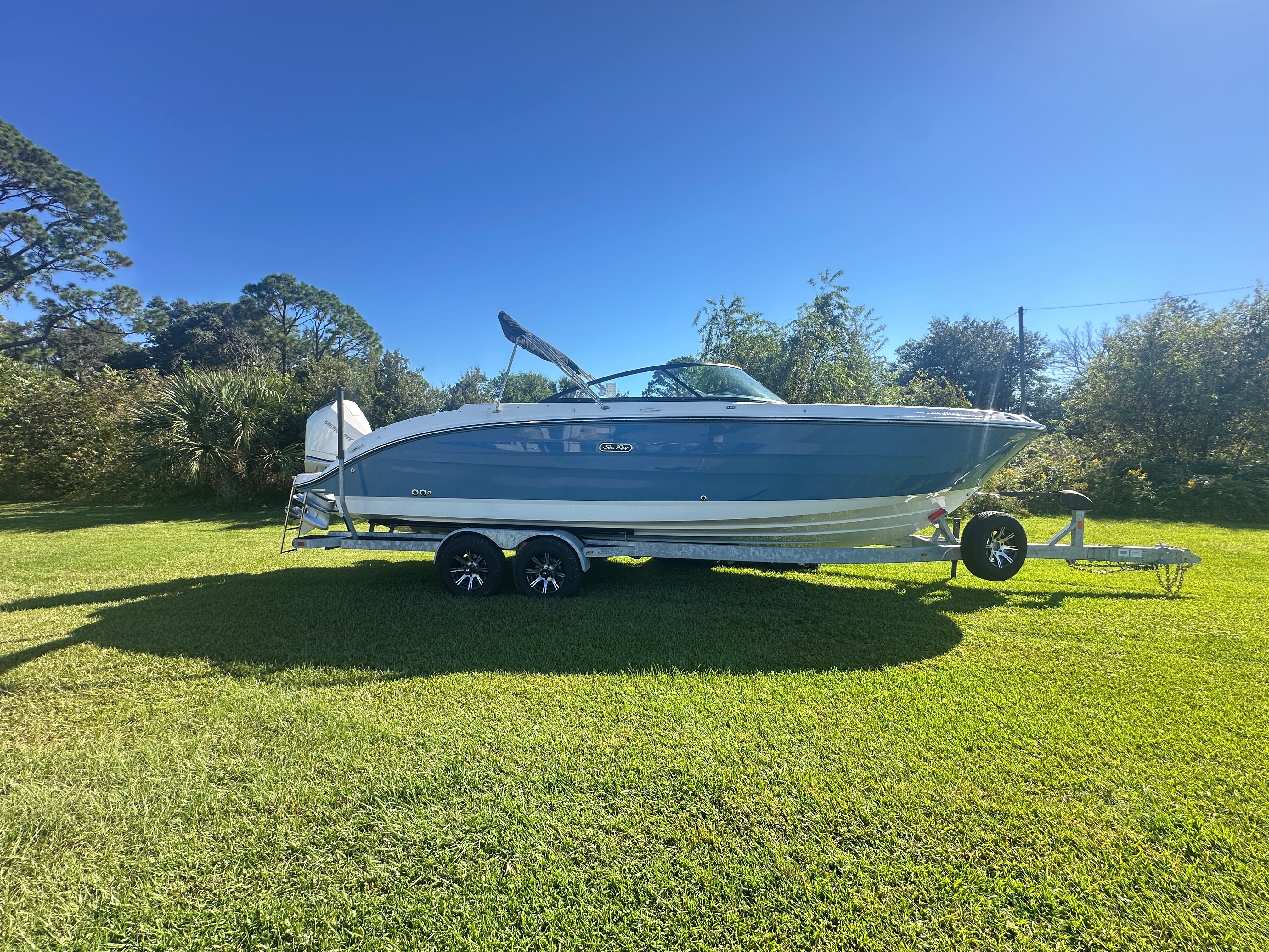2025 Sea Ray SDX 270 Outboard